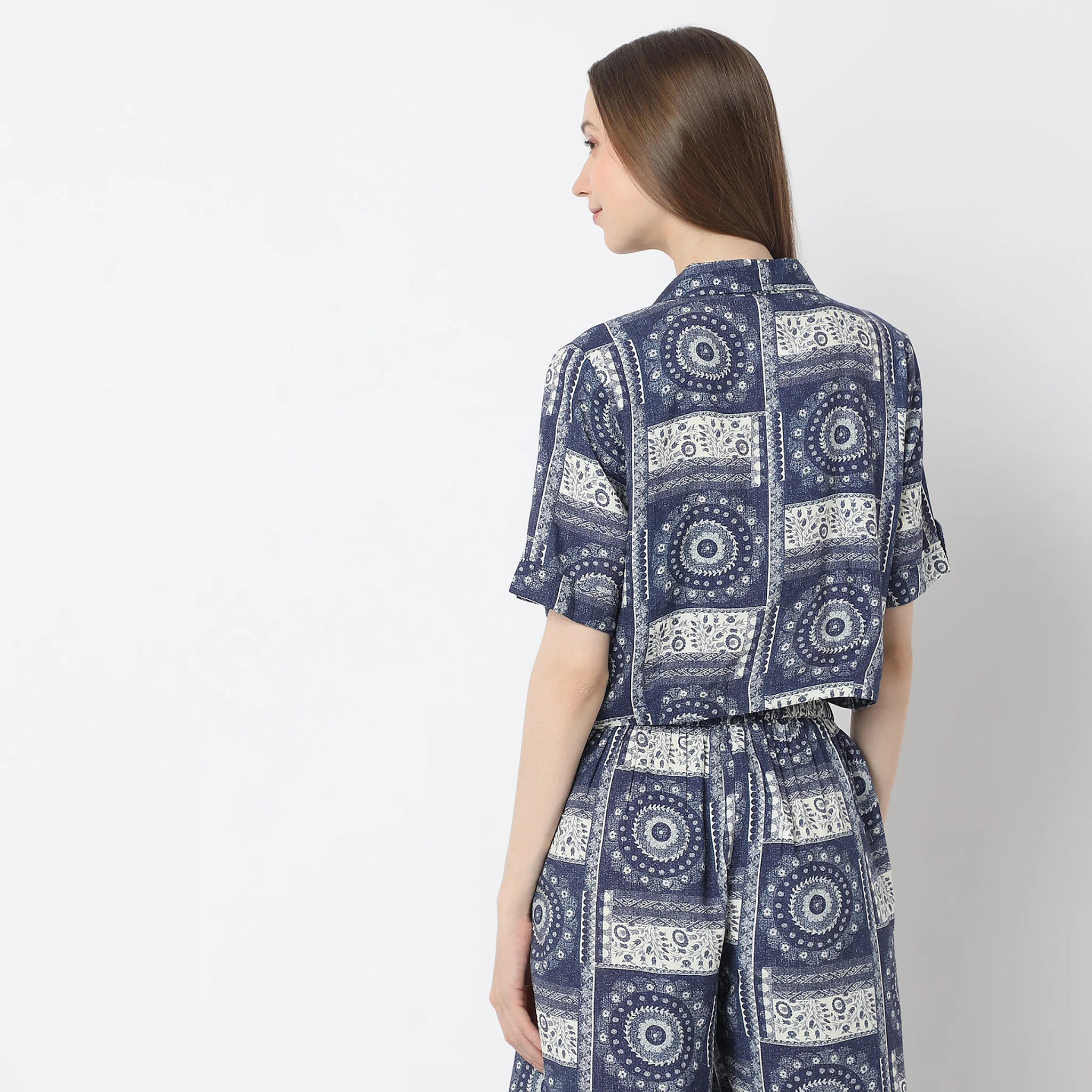 Abstract Print Camp Collar Crop Top - Image 3