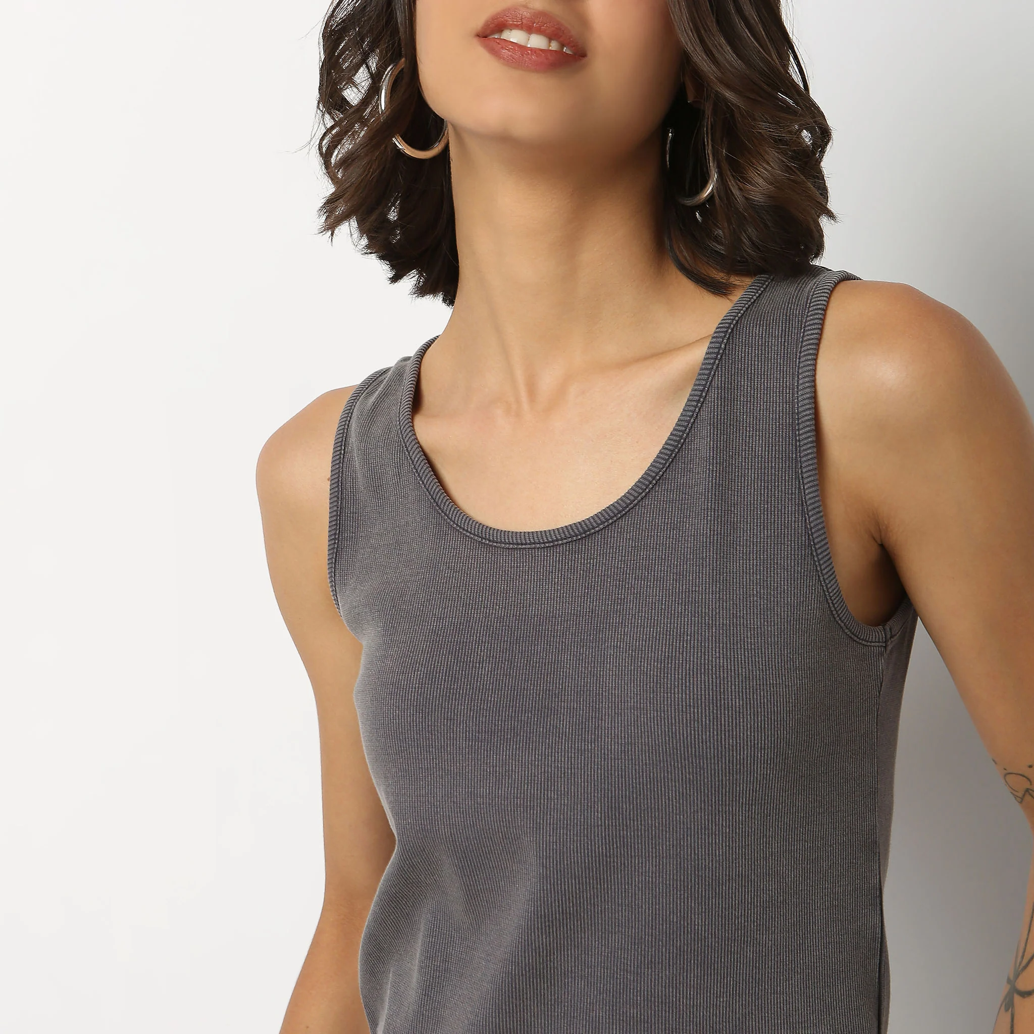 Sleeveless Crop T-Shirt - Image 9