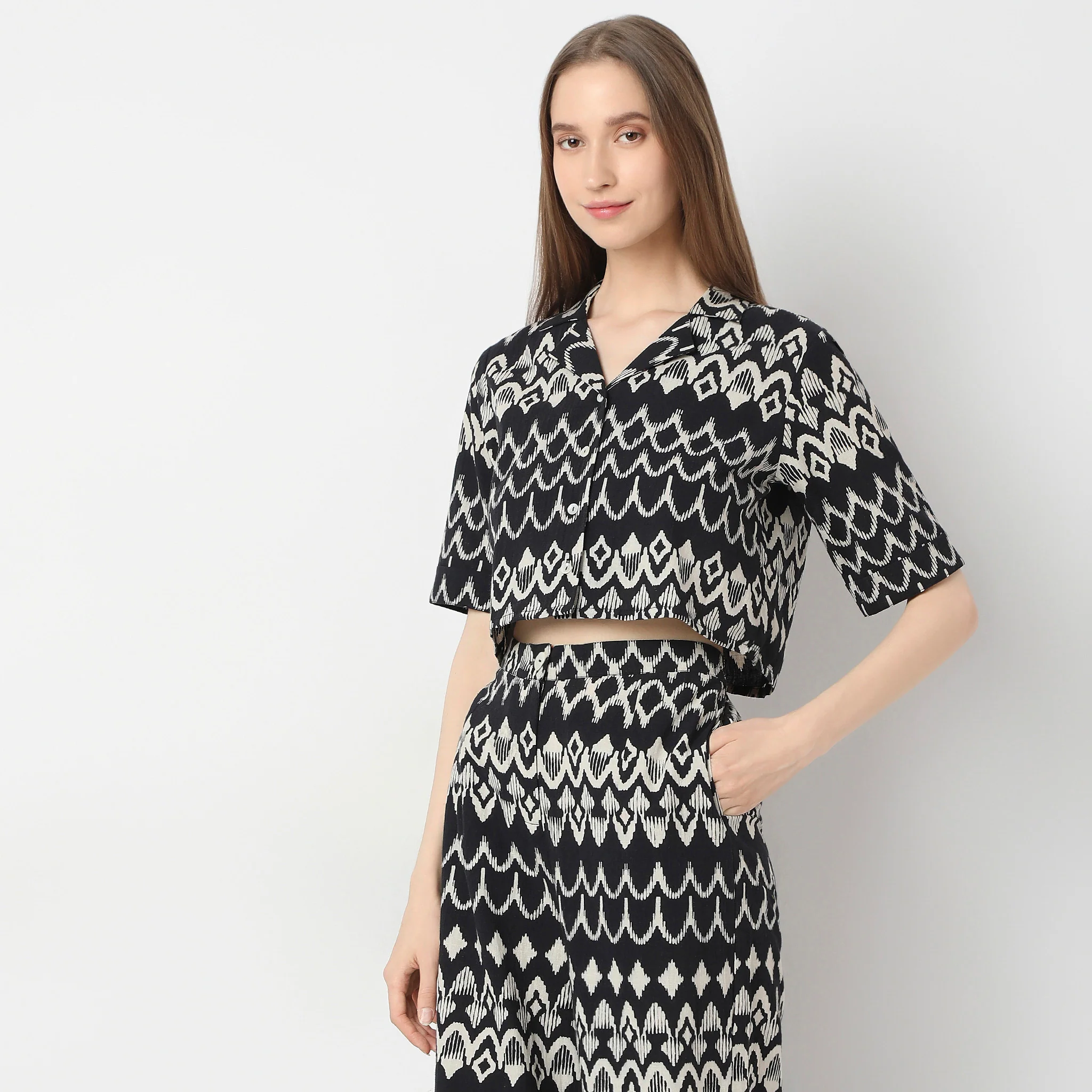 Ikat Print Cropped Cuban Collar Shirt - Image 5