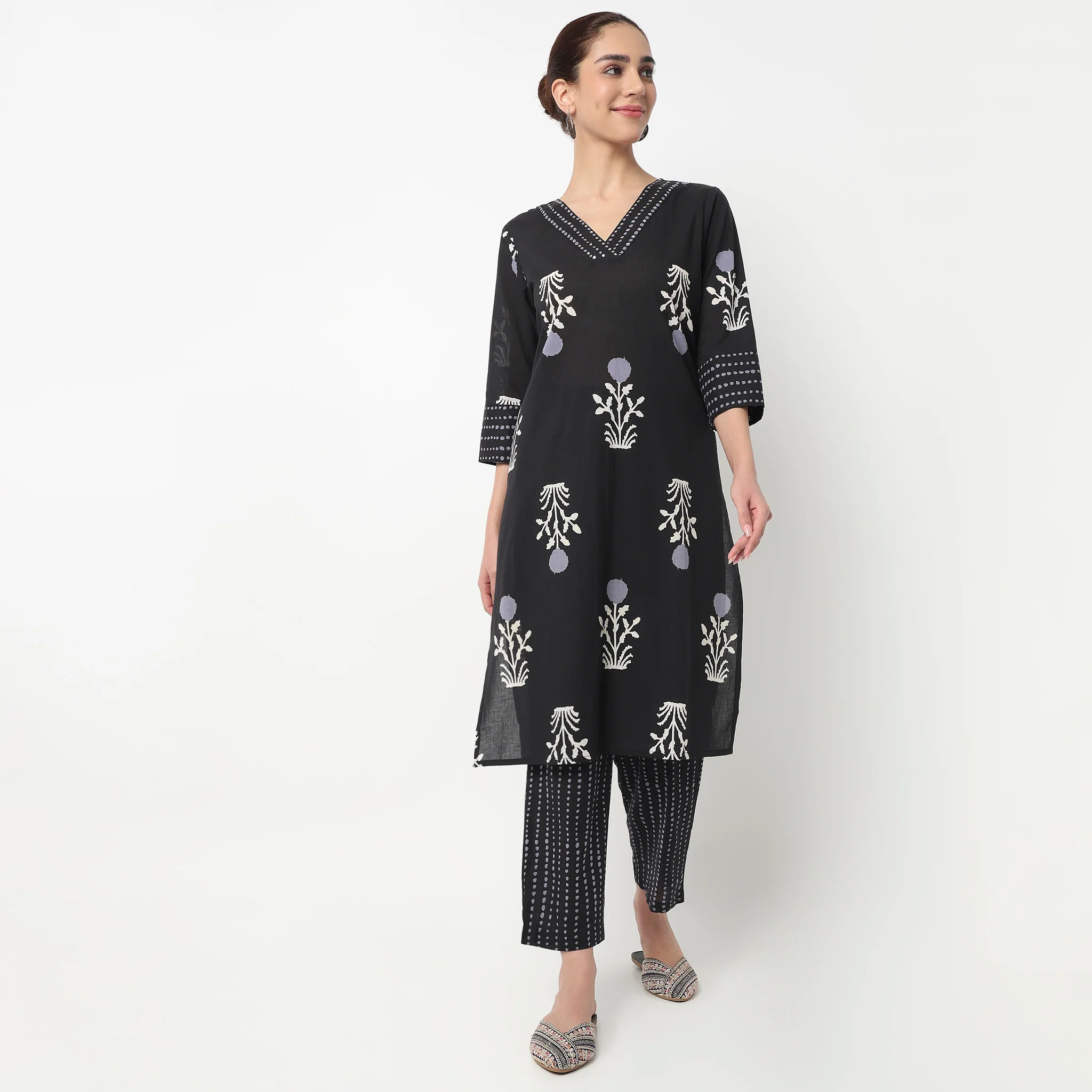 Cotton Printed V-Neck Straight Kurta - Image 2