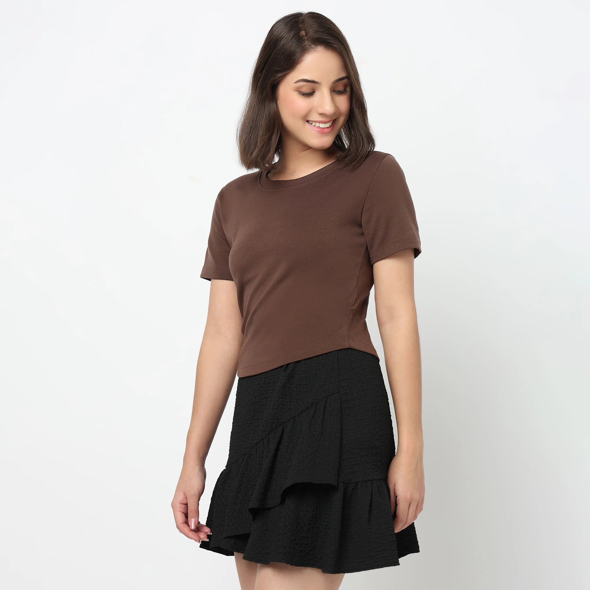 Cropped Side Ruched T-Shirt - Image 10