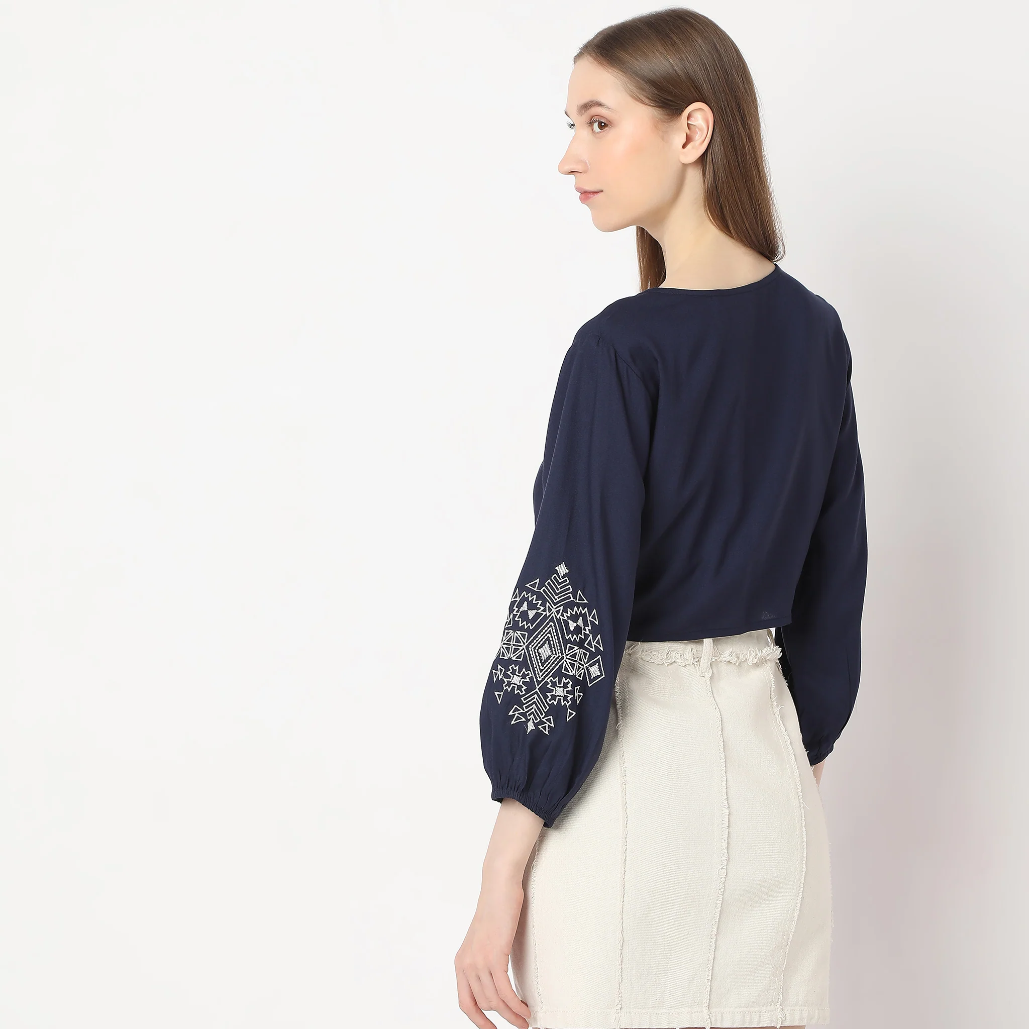 Cropped V-Neck Tie-Up Crop Top - Image 3