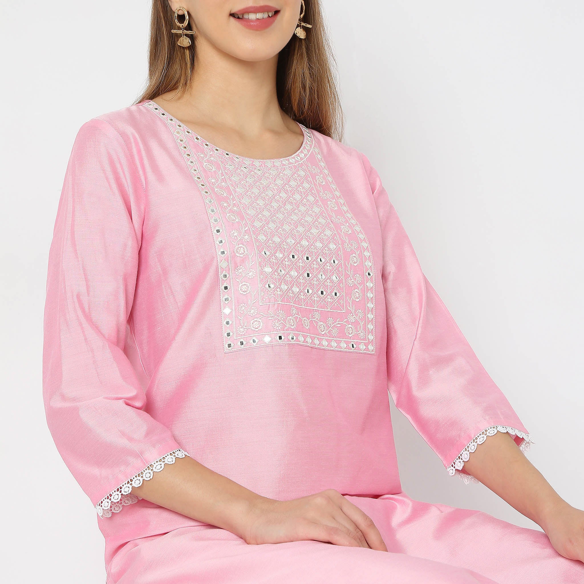 Embroidered Below Knee Straight Fit Yoke Kurta - Image 4