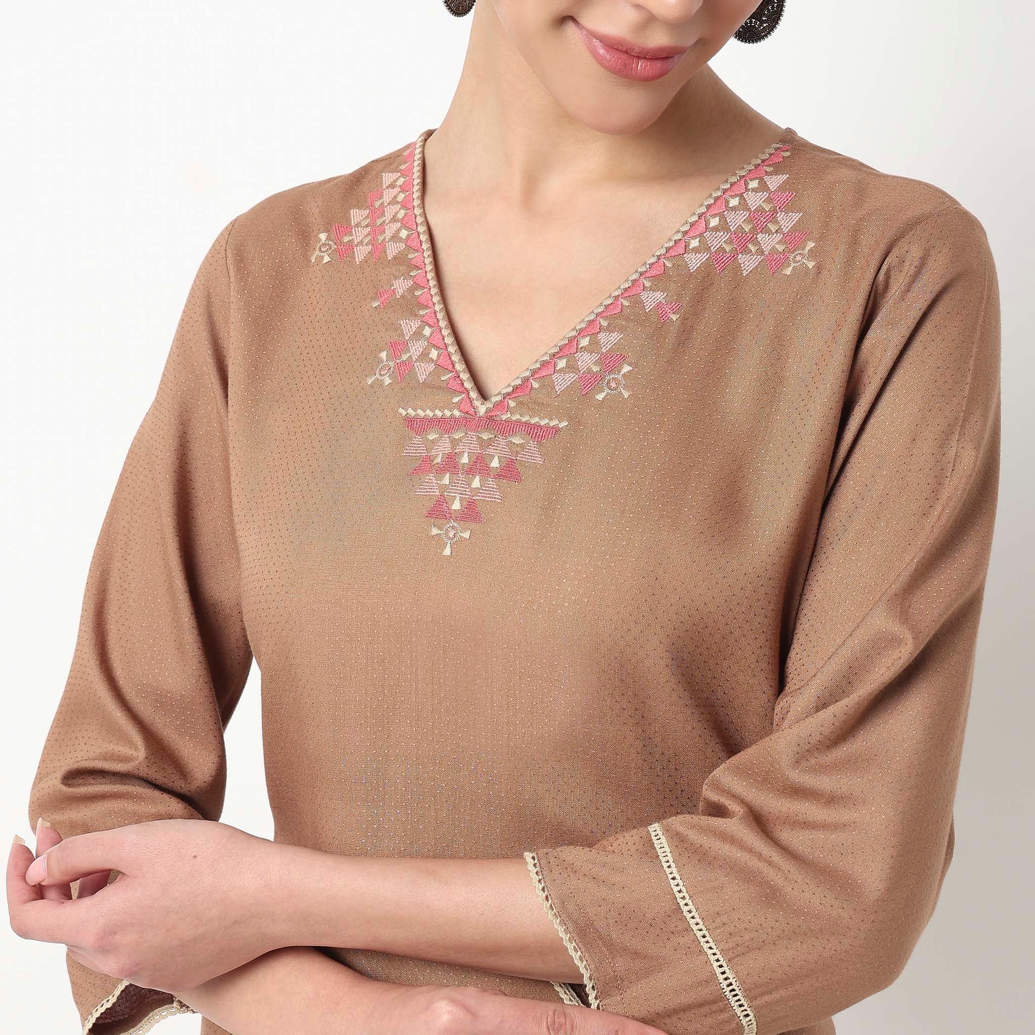 Embroidered Crew Neck Straight Kurta with Pant Set - Image 4