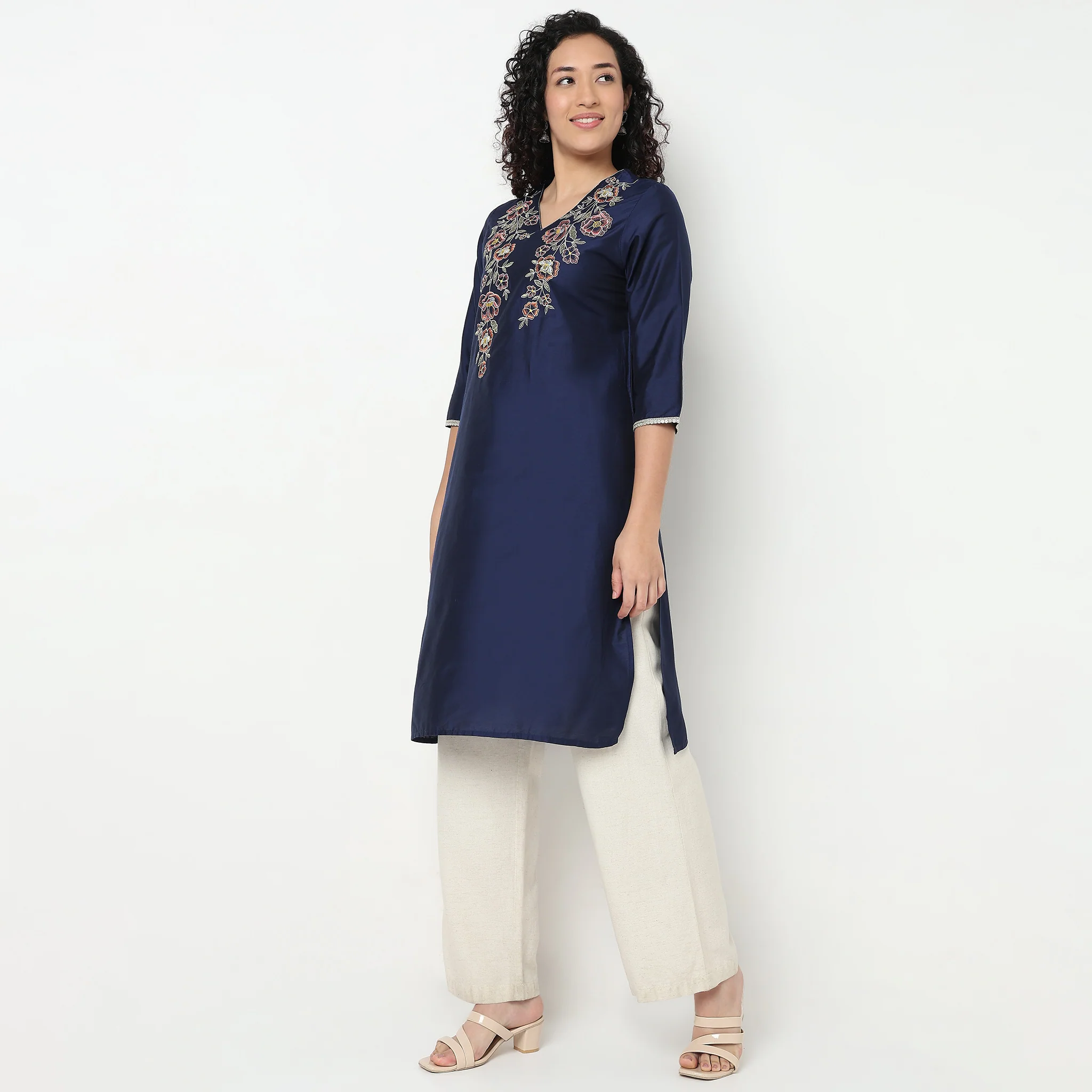 Embroidered V-Neck Kurta - Image 5
