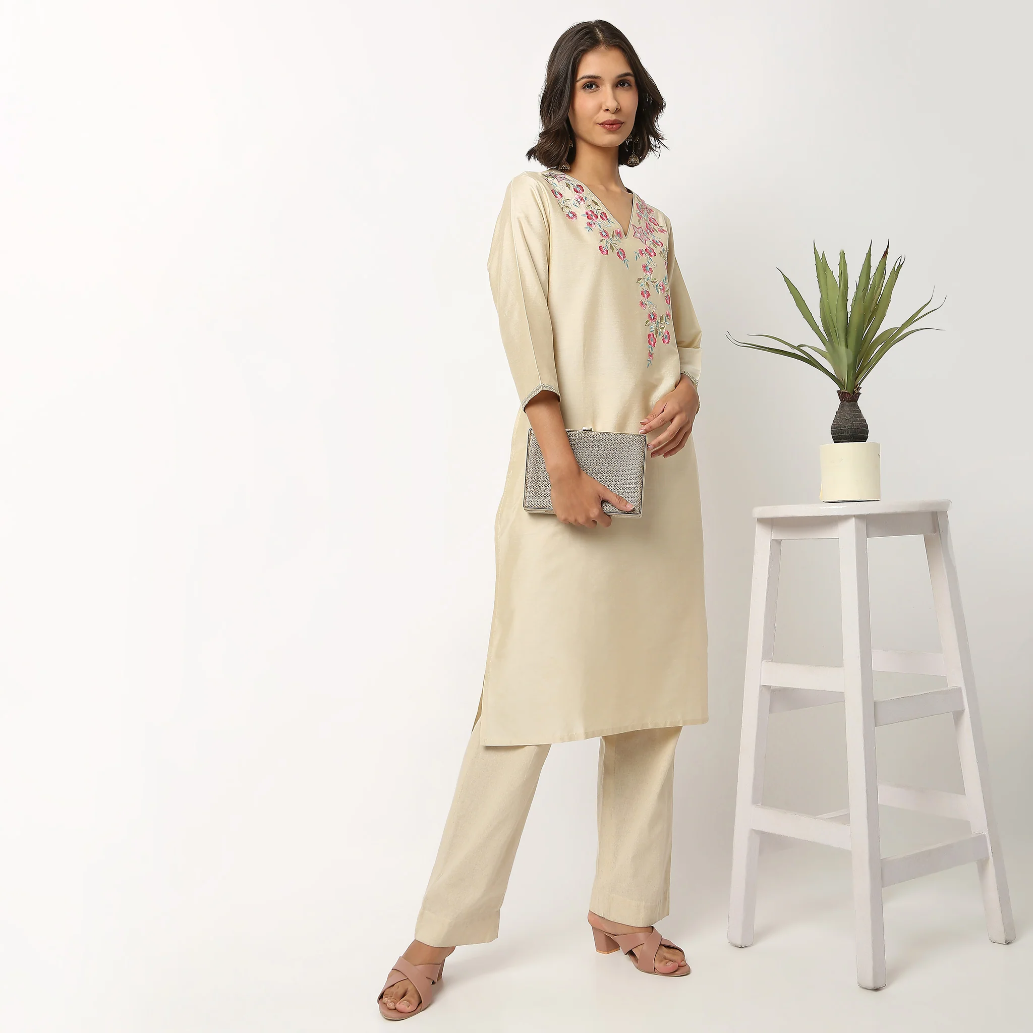 Embroidered V-Neck Kurta - Image 2