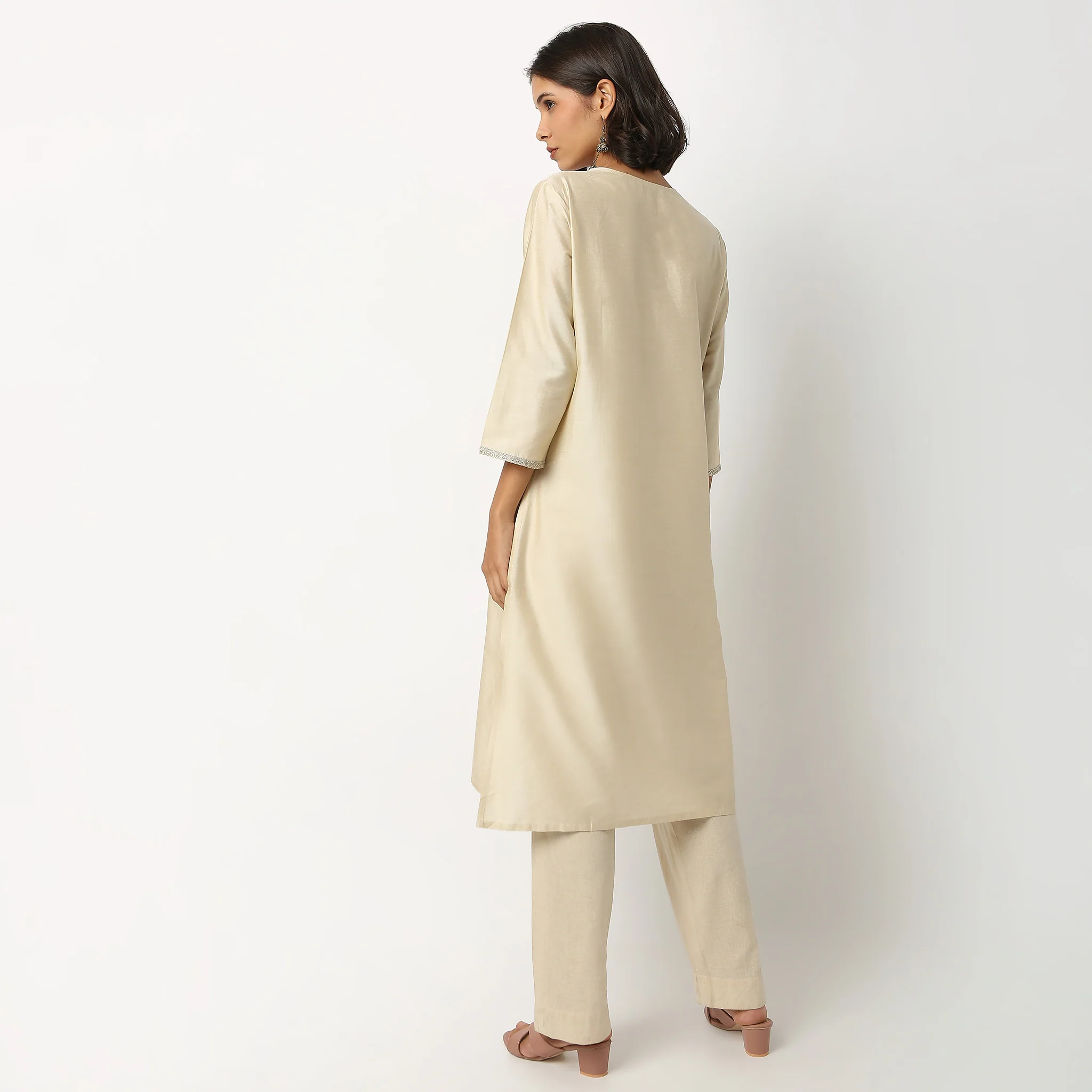 Embroidered V-Neck Kurta - Image 3