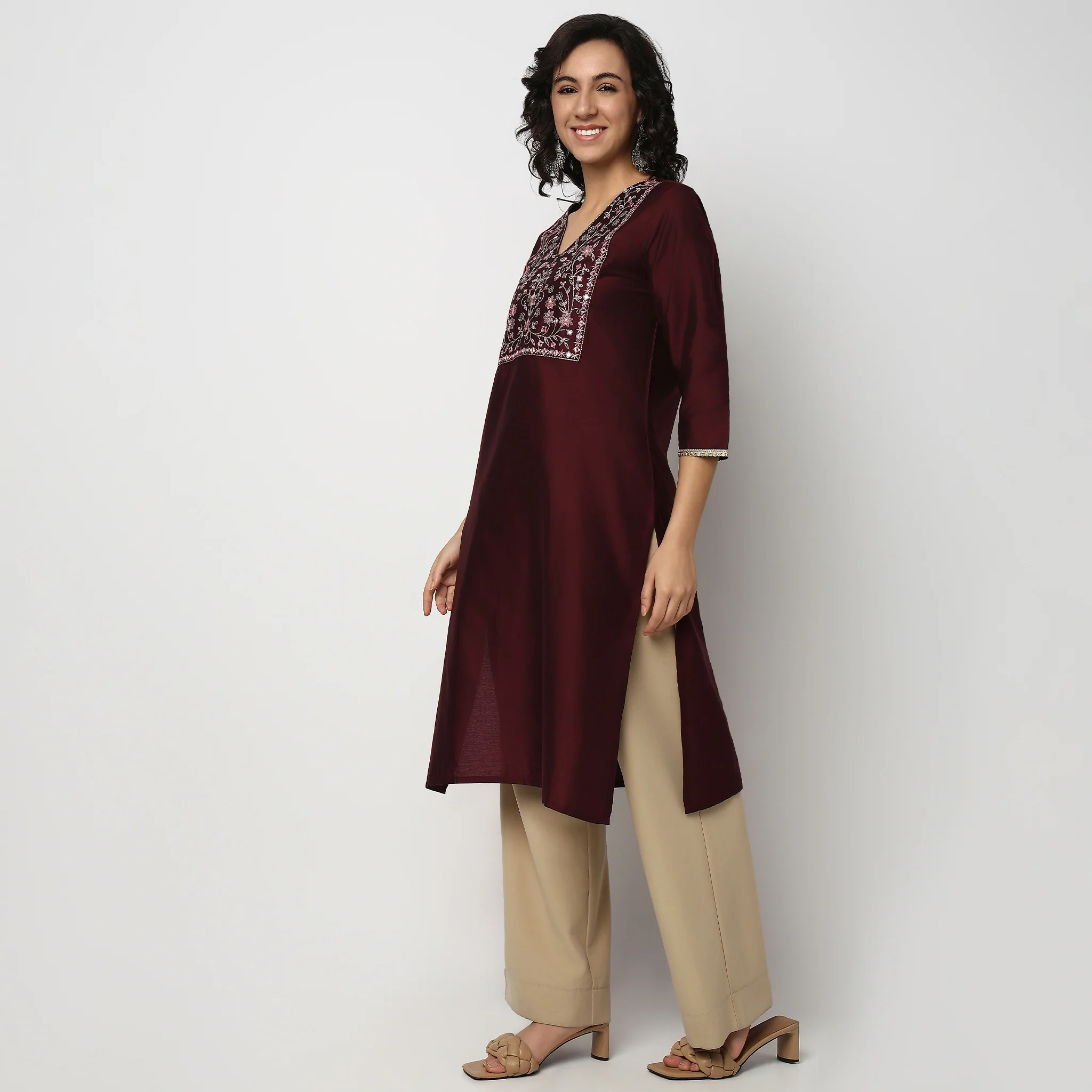 Embroidered V Neck Kurta - Image 5