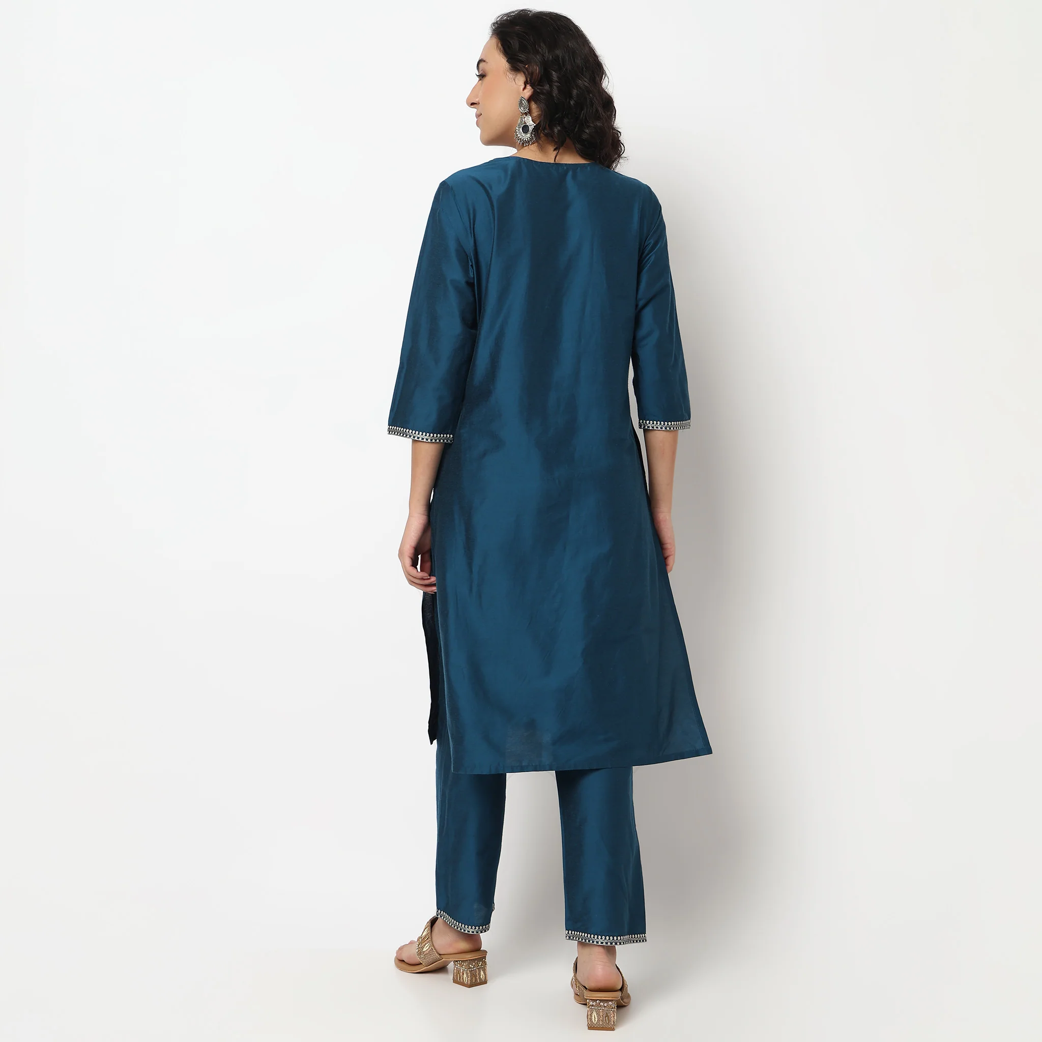 Embroidered Strait Fit Kurta - Image 3