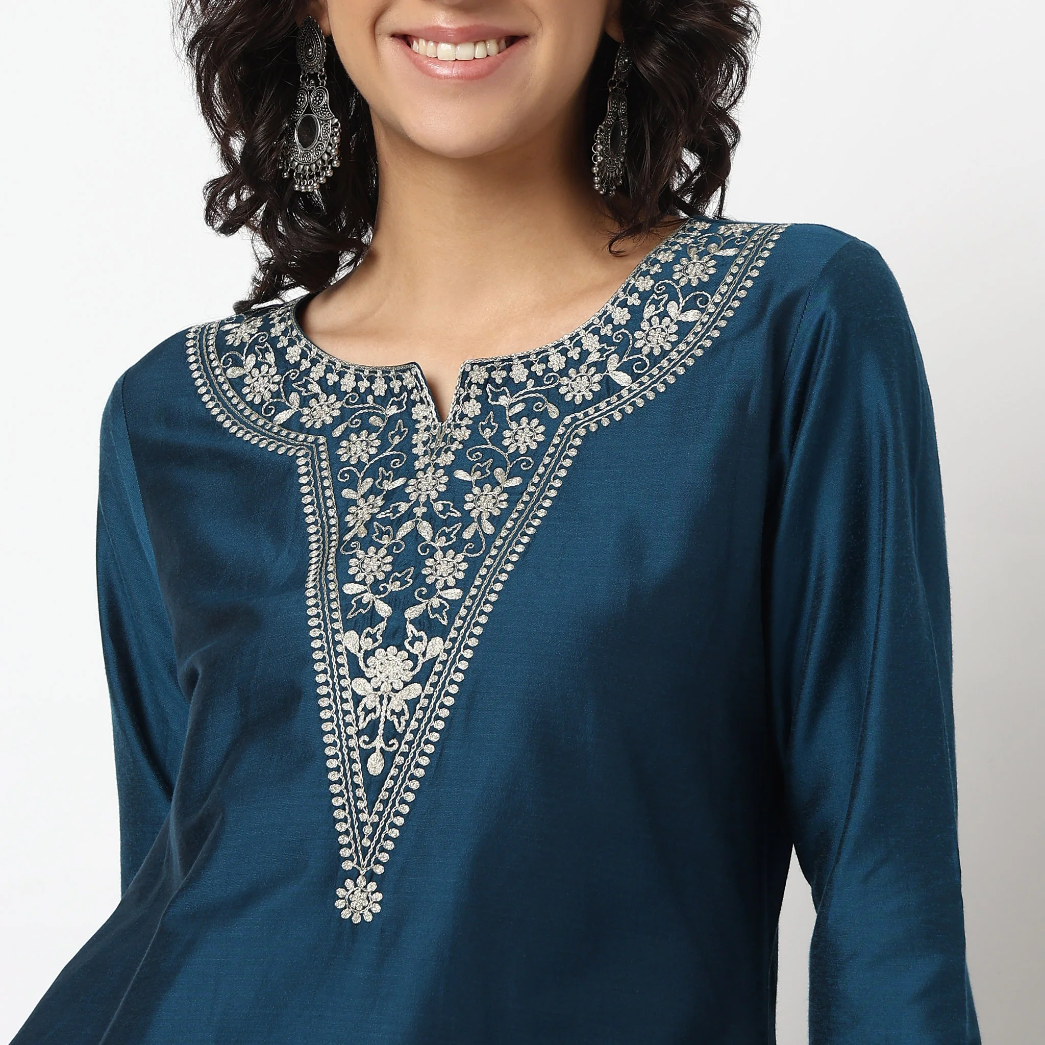 Embroidered Strait Fit Kurta - Image 4