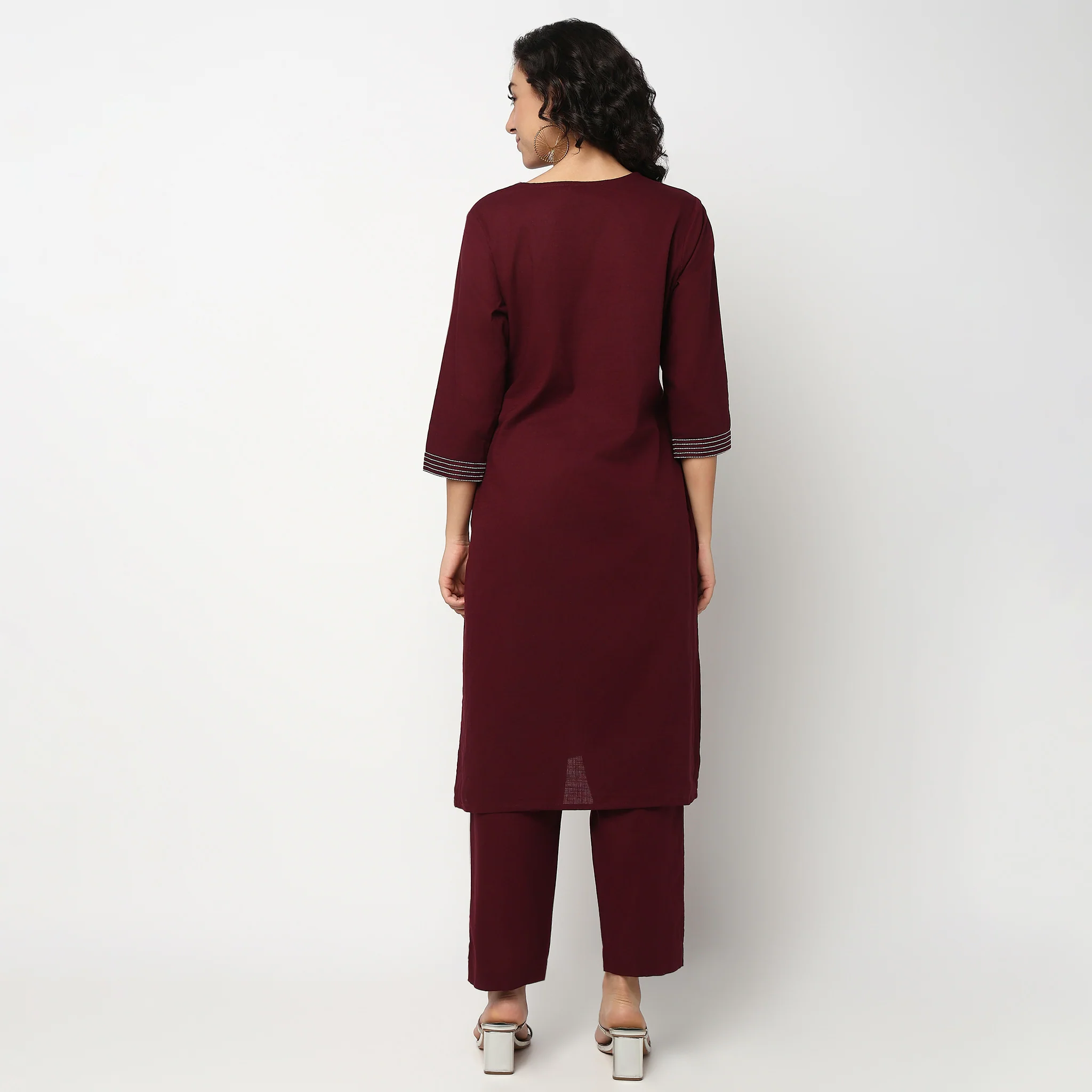 Emroidered V Neck Kurta Set with Pants - Image 3