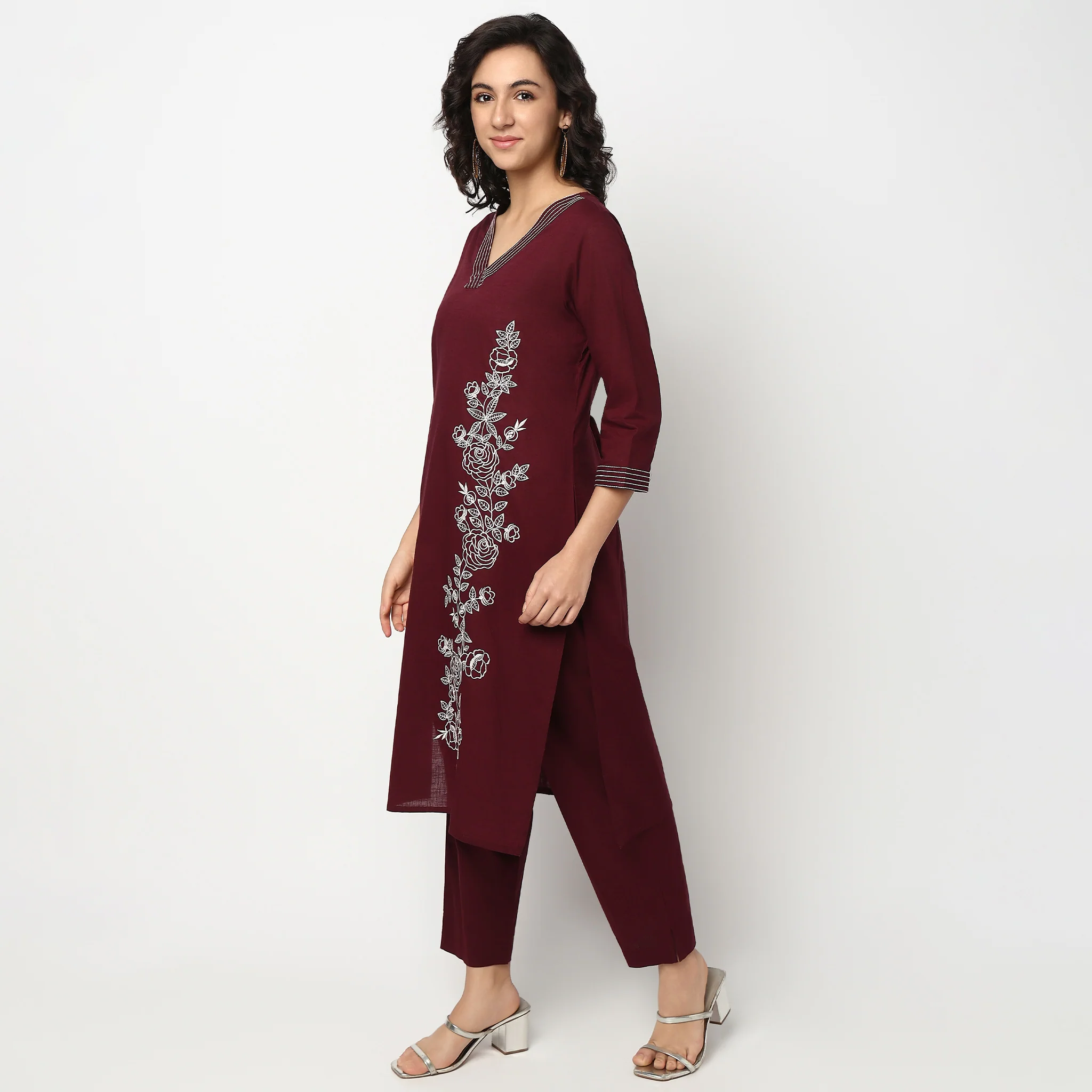 Emroidered V Neck Kurta Set with Pants - Image 7
