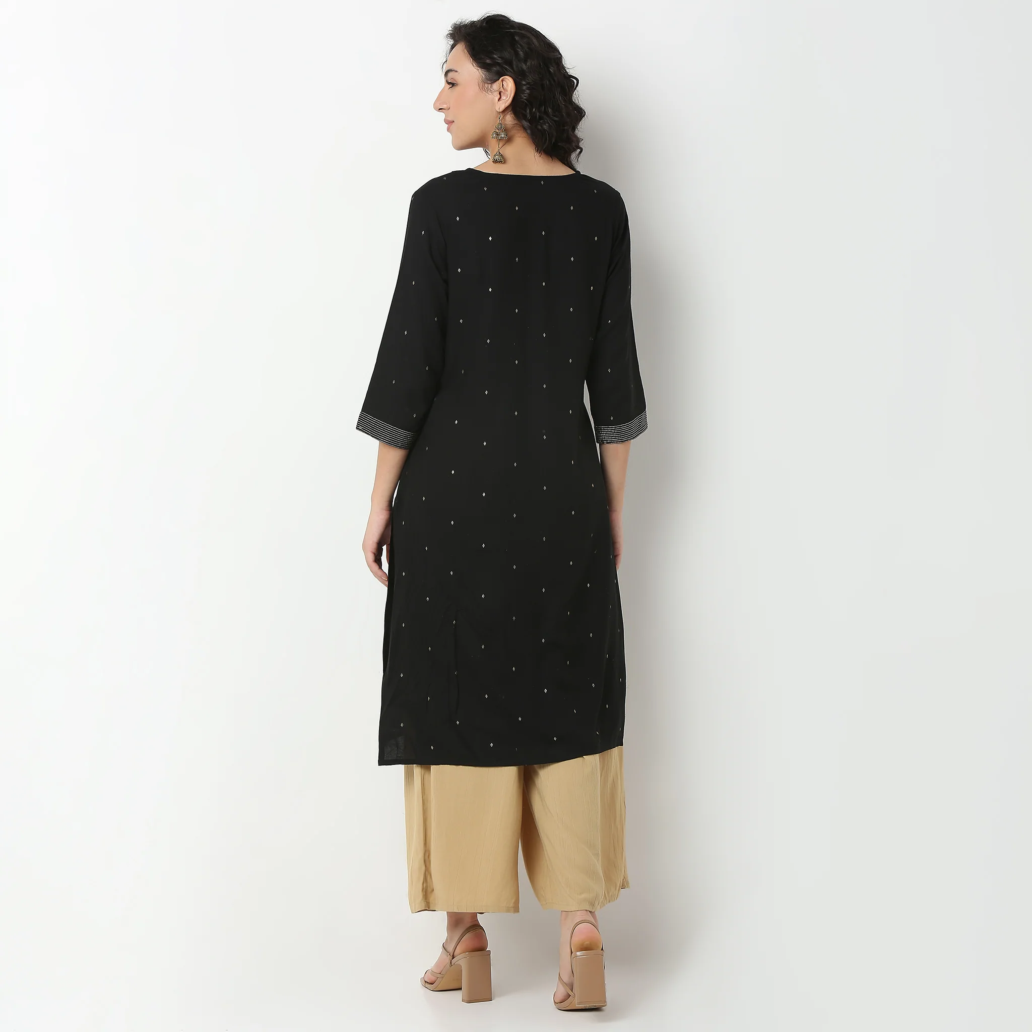V-Neck With Gusset & Couching Long Kurta - Image 3