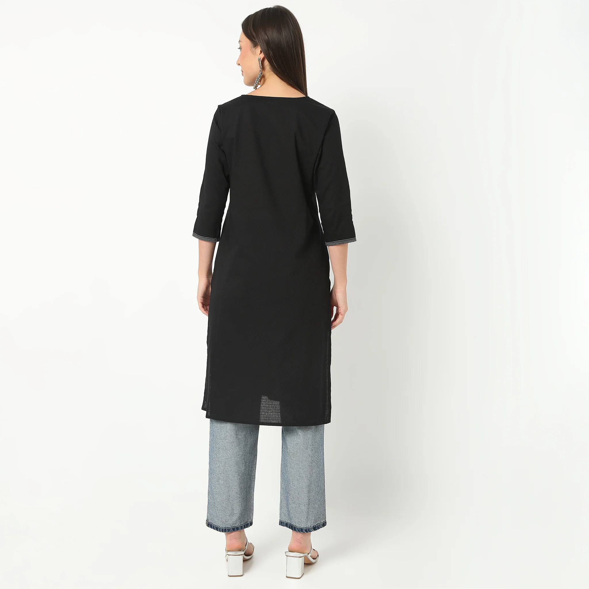 Embroidered Round Neck Knee Length Three-Fourth Sleeve Straight Fit Kurta - Image 3