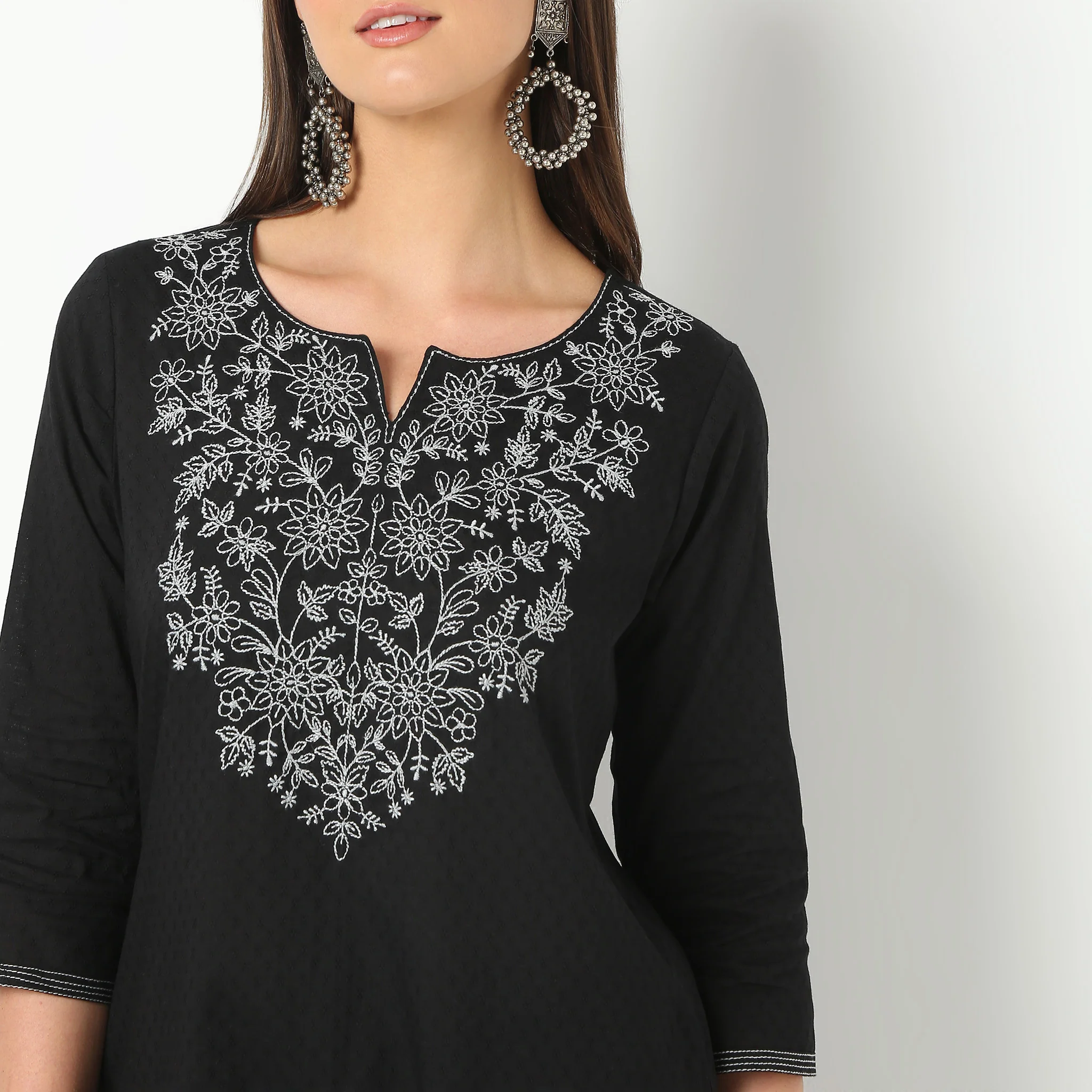 Embroidered Round Neck Knee Length Three-Fourth Sleeve Straight Fit Kurta - Image 4