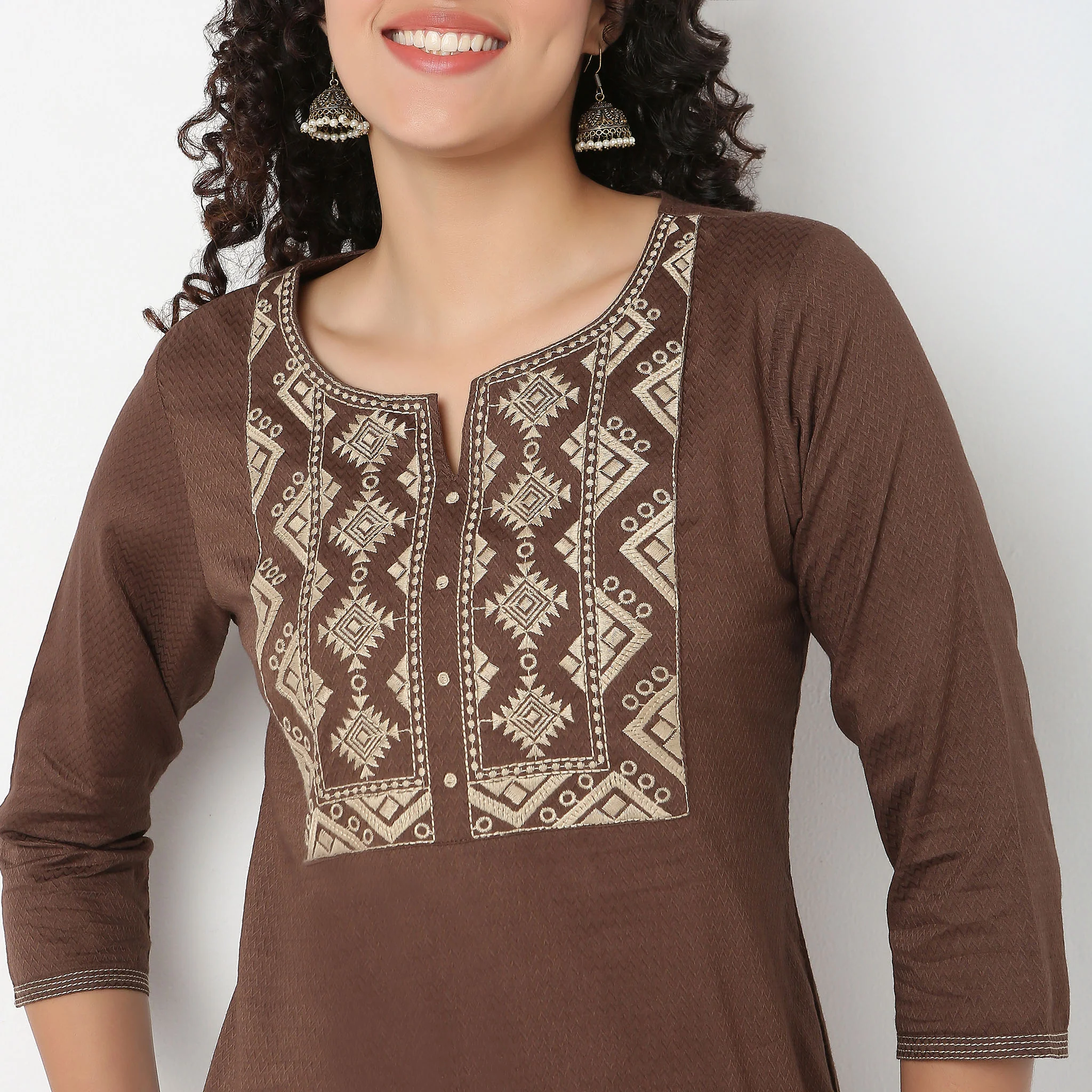 Embroidered V-Neck Cotton Kurta - Image 4