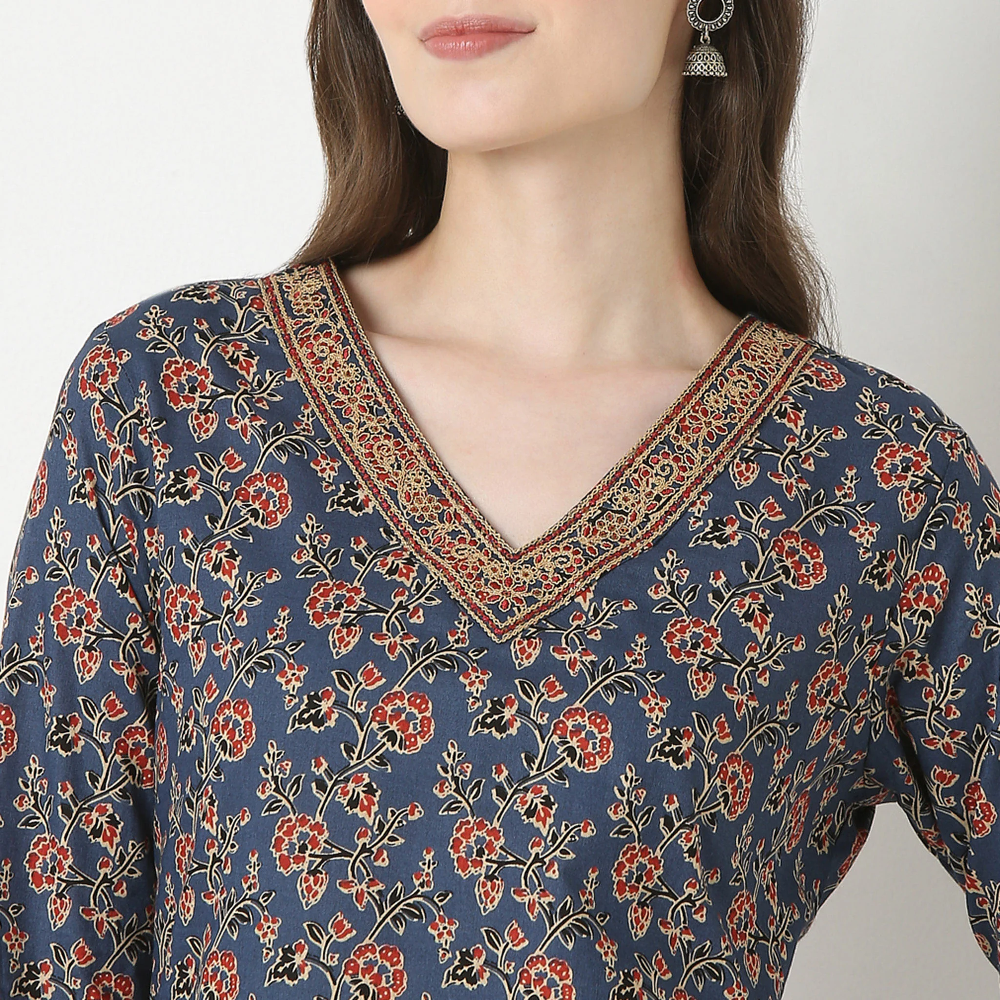 Embroidered V-Neck Long Kurta - Image 4