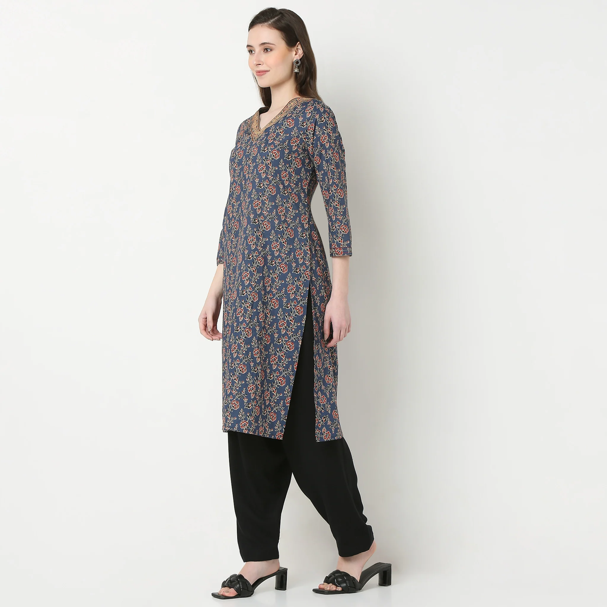 Embroidered V-Neck Long Kurta - Image 5