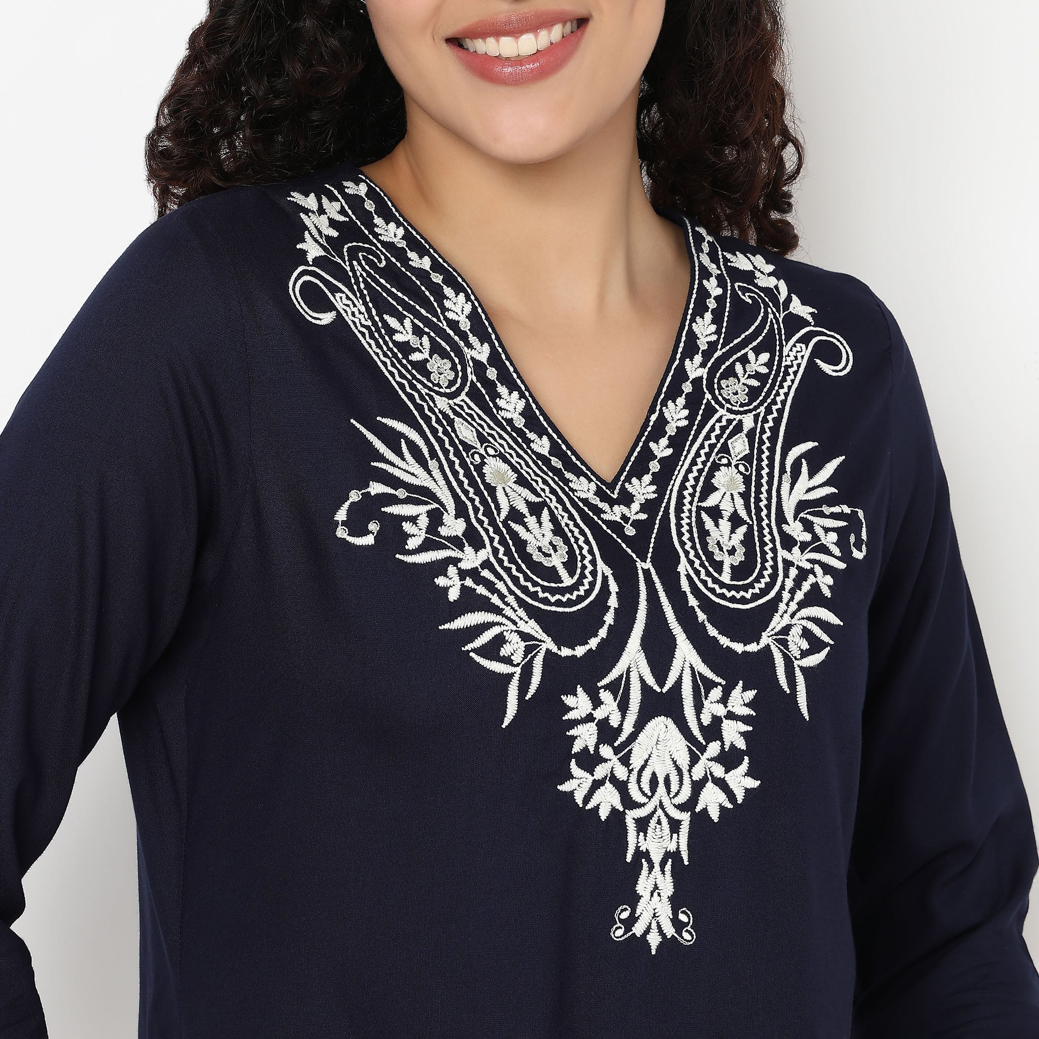 Embroidered V-Neck Short Kurta - Image 4
