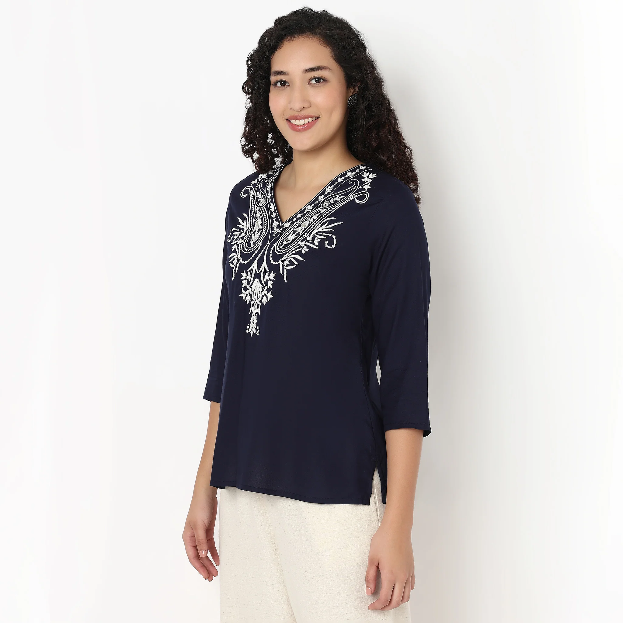 Embroidered V-Neck Short Kurta - Image 5