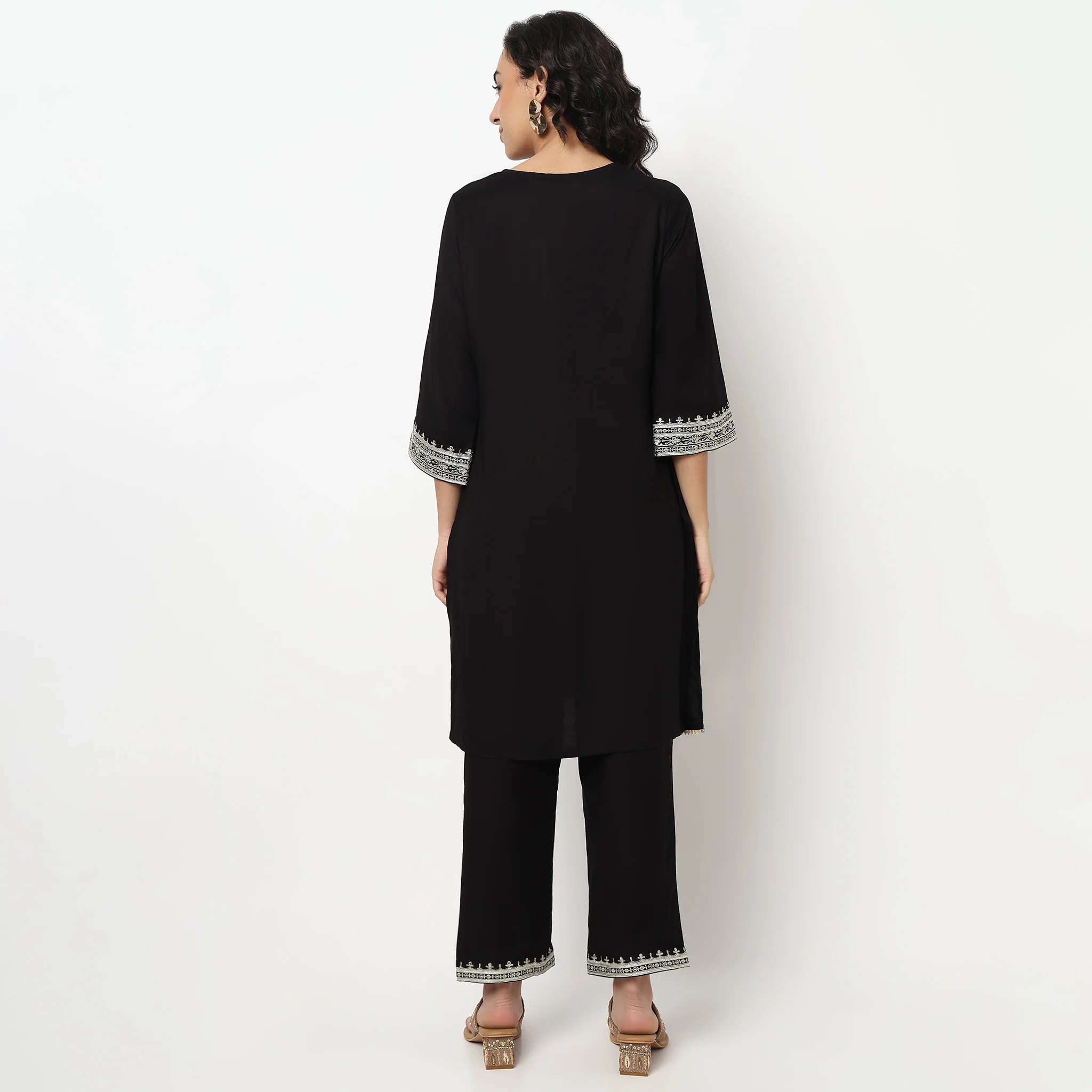 Embroidered V Neck Kurta Set - Image 3