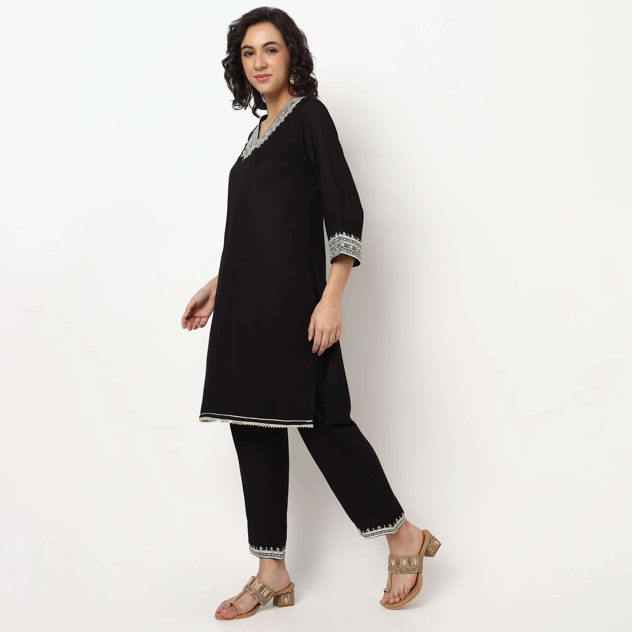 Embroidered V Neck Kurta Set - Image 5