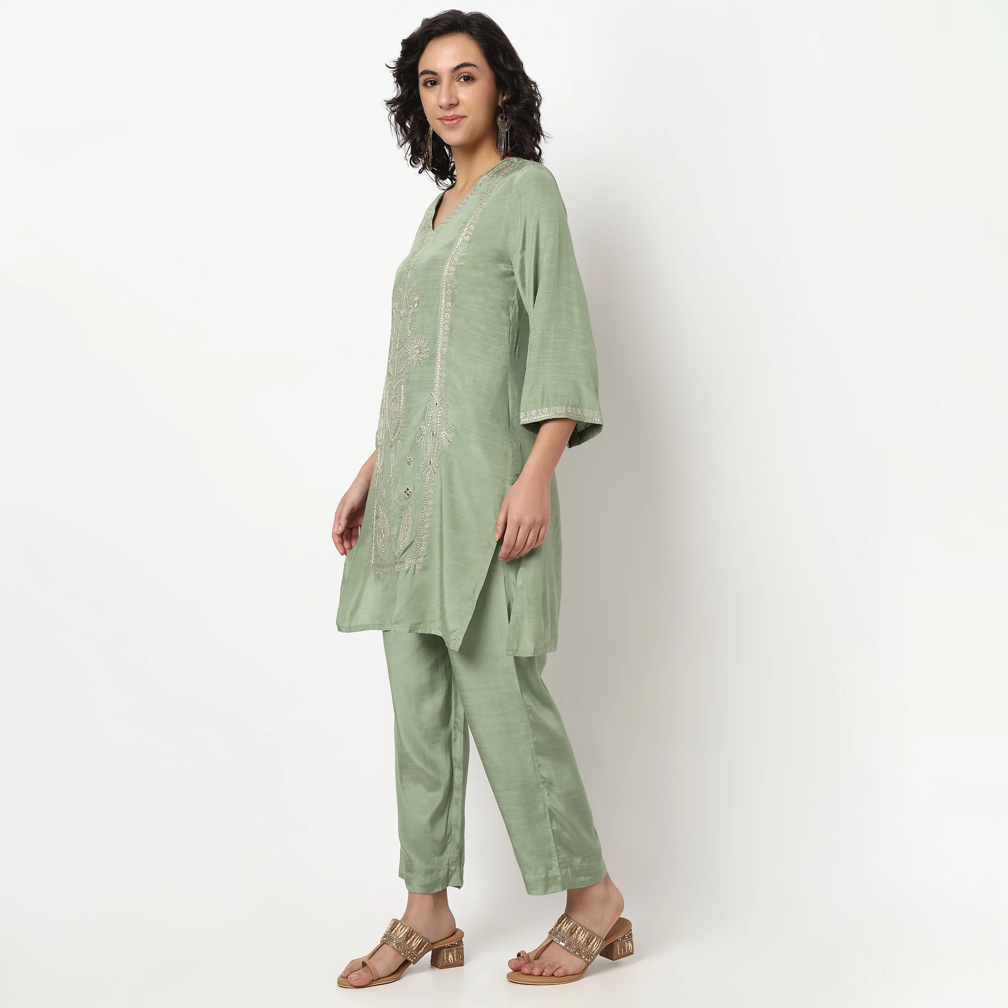 Embroidered V Neck Kurta Set - Image 5