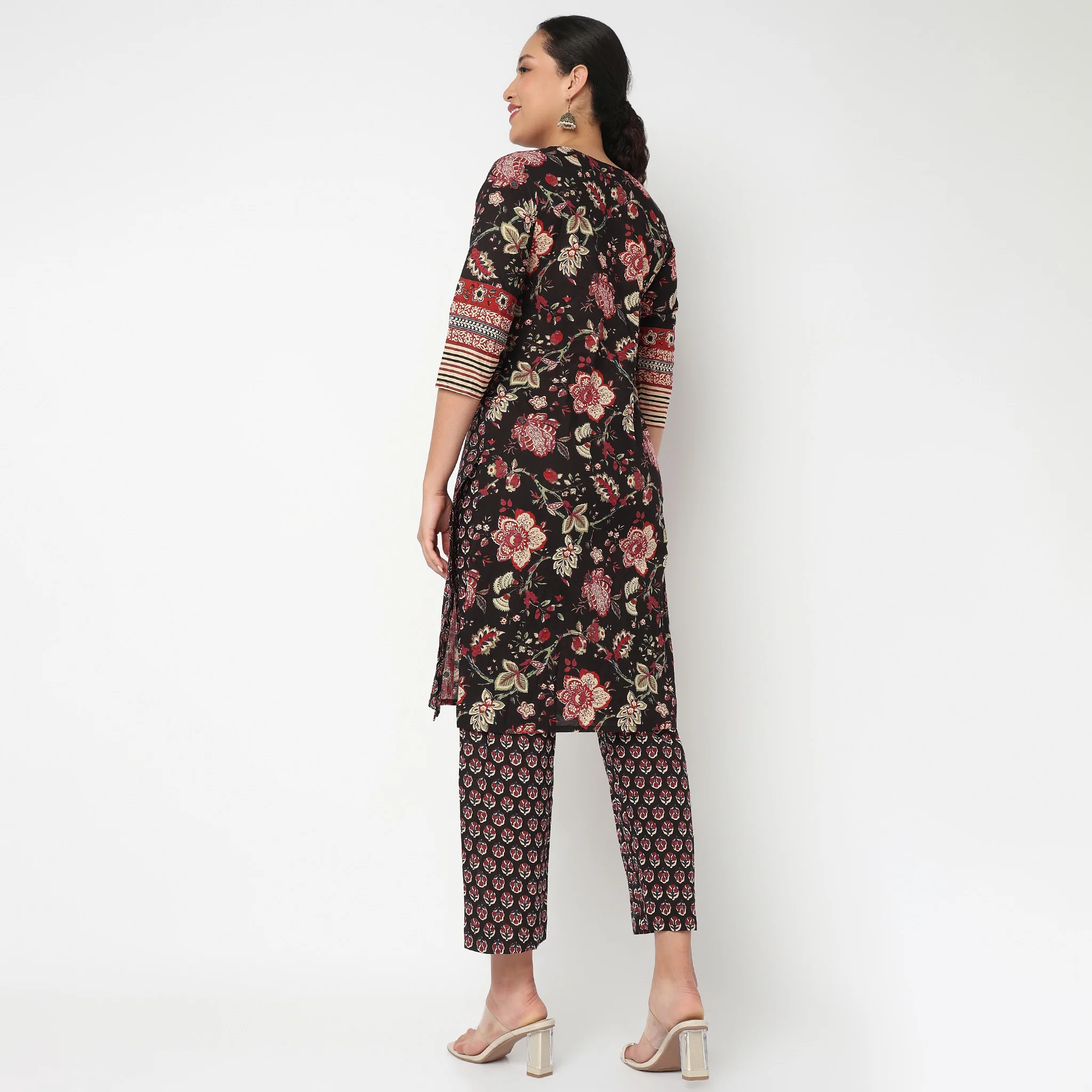 Embroidered Yoke Printed Kurta Set - Image 3