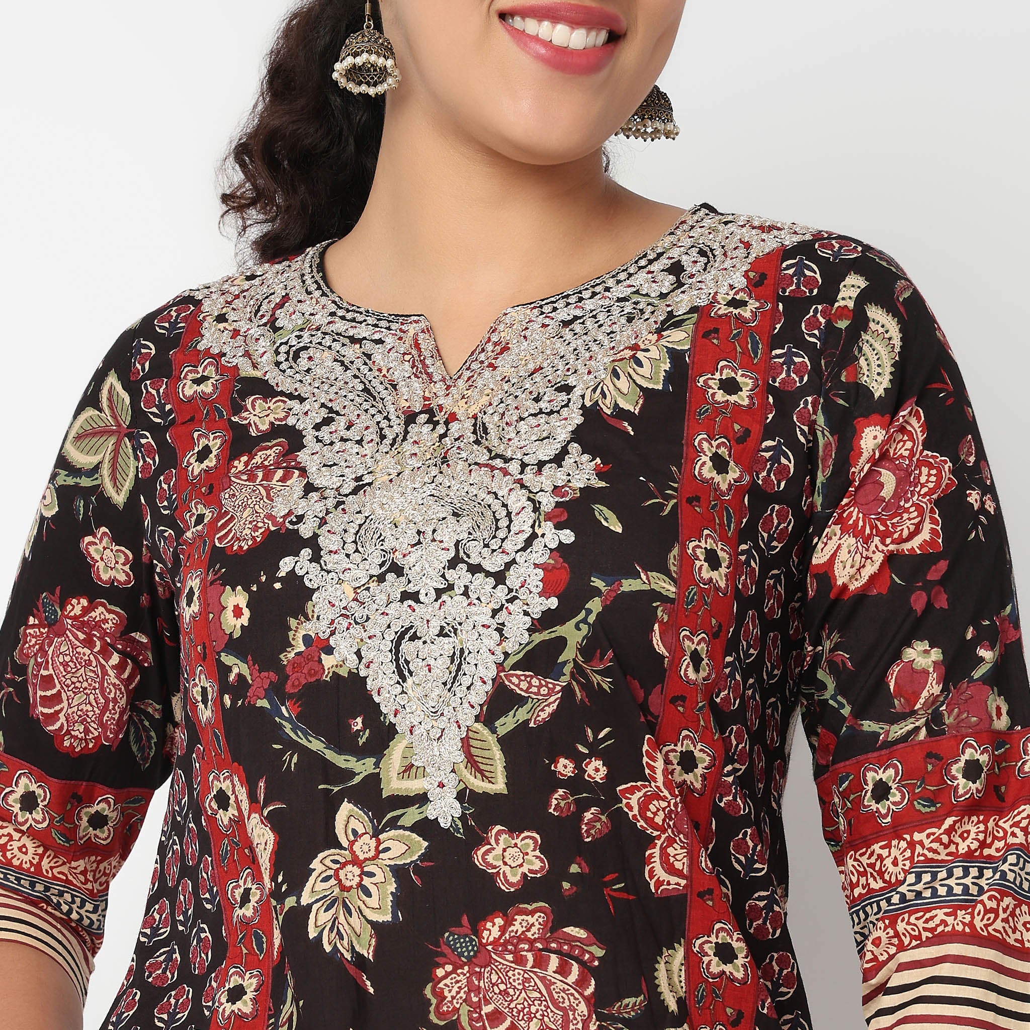 Embroidered Yoke Printed Kurta Set - Image 4