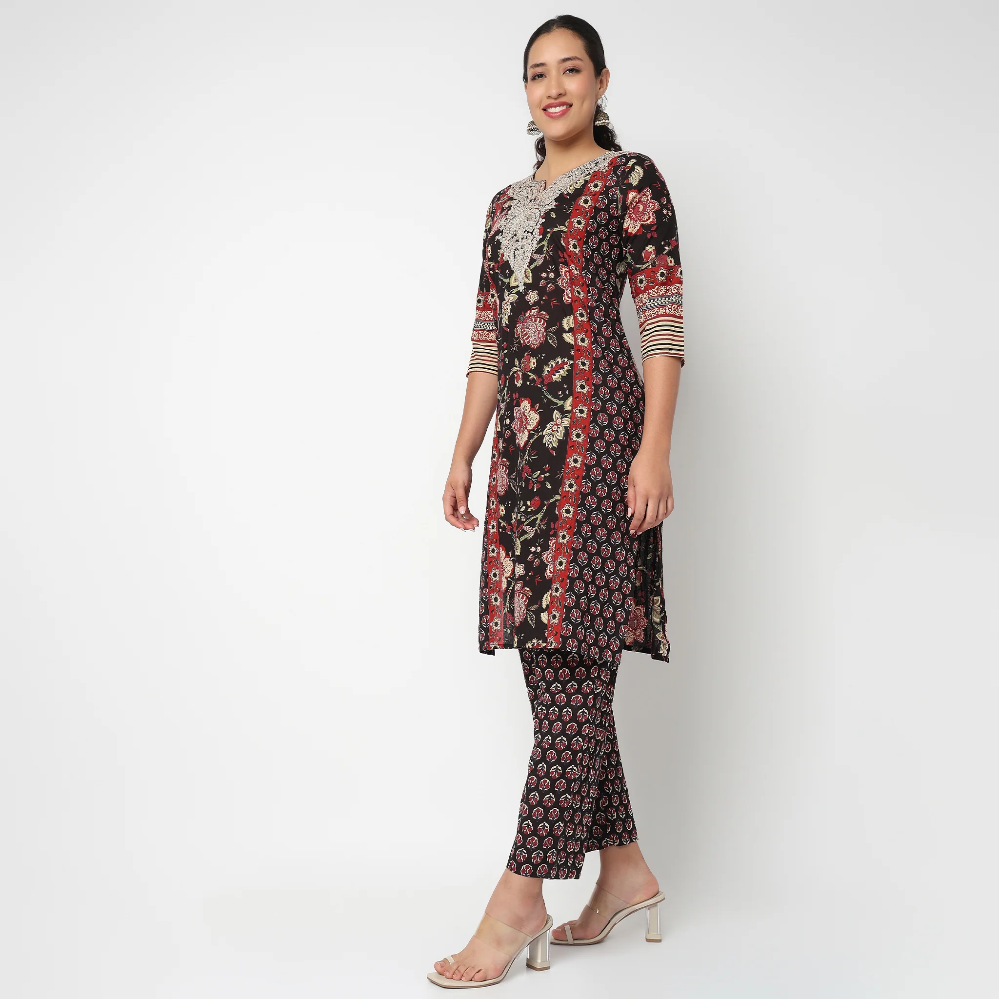 Embroidered Yoke Printed Kurta Set - Image 5