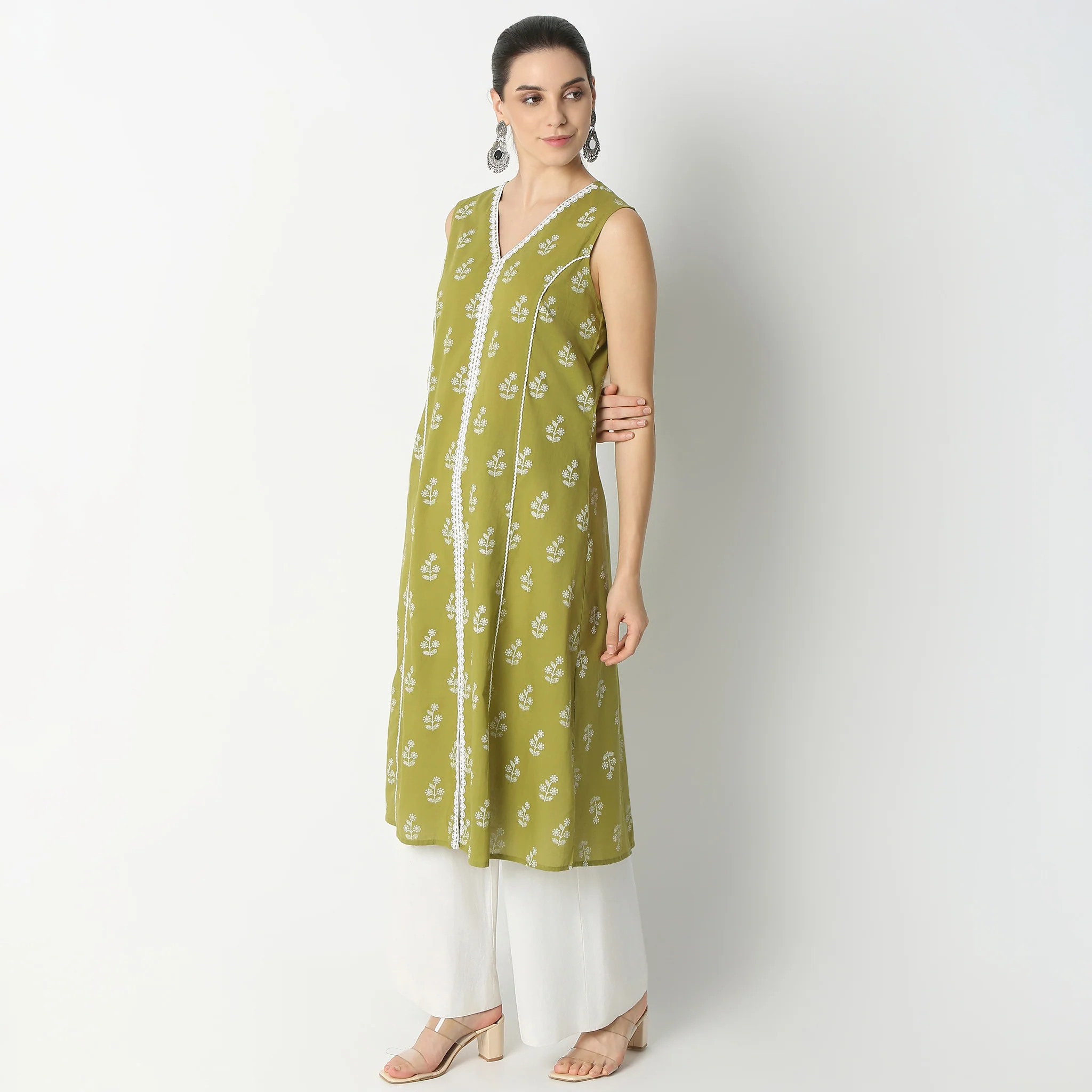 Flare Fit Embroidered V-Neck Sleeveless Kurta - Image 5