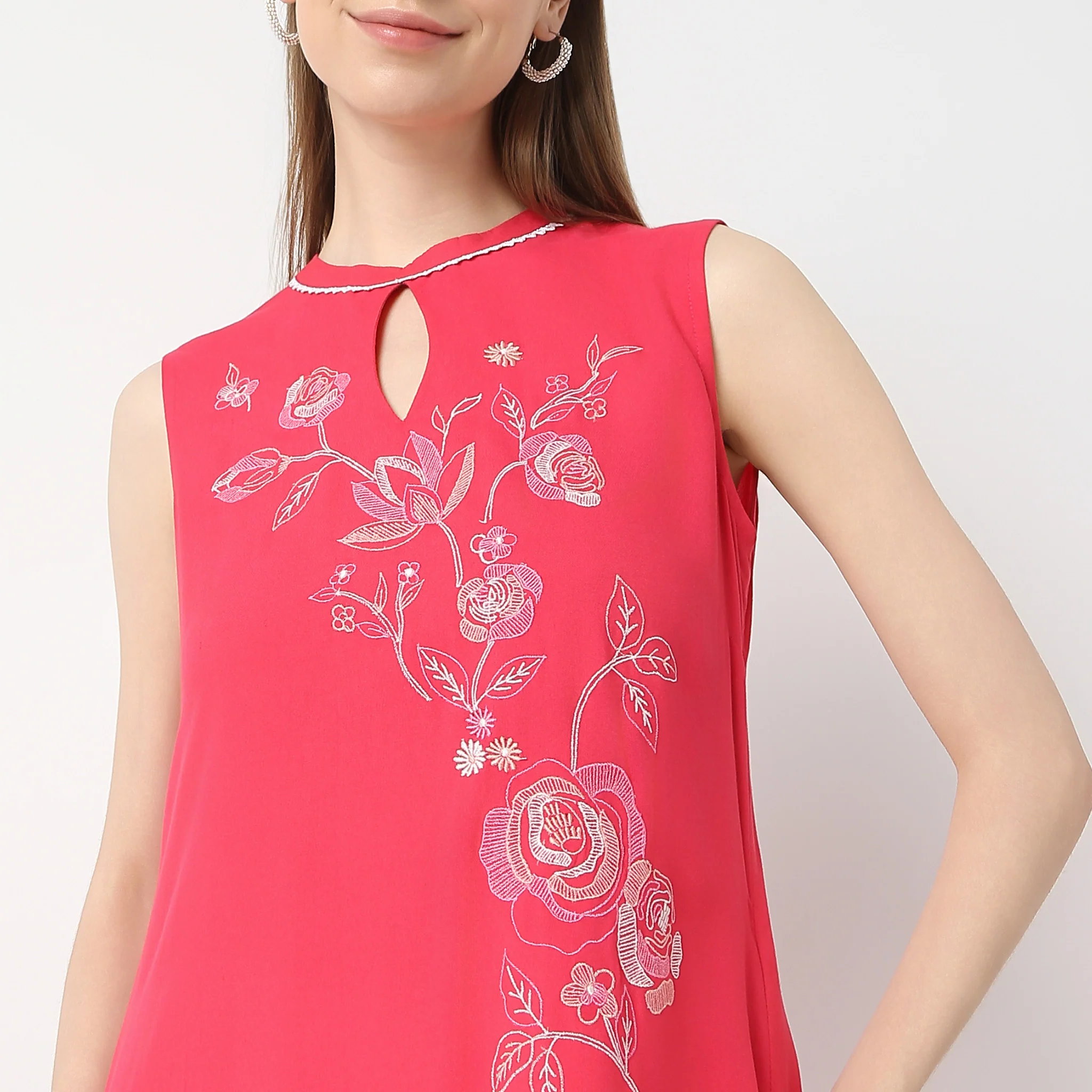 Flare Fit Embroidered Below Knee Keyhole A-Line Sleeveless Kurta - Image 4