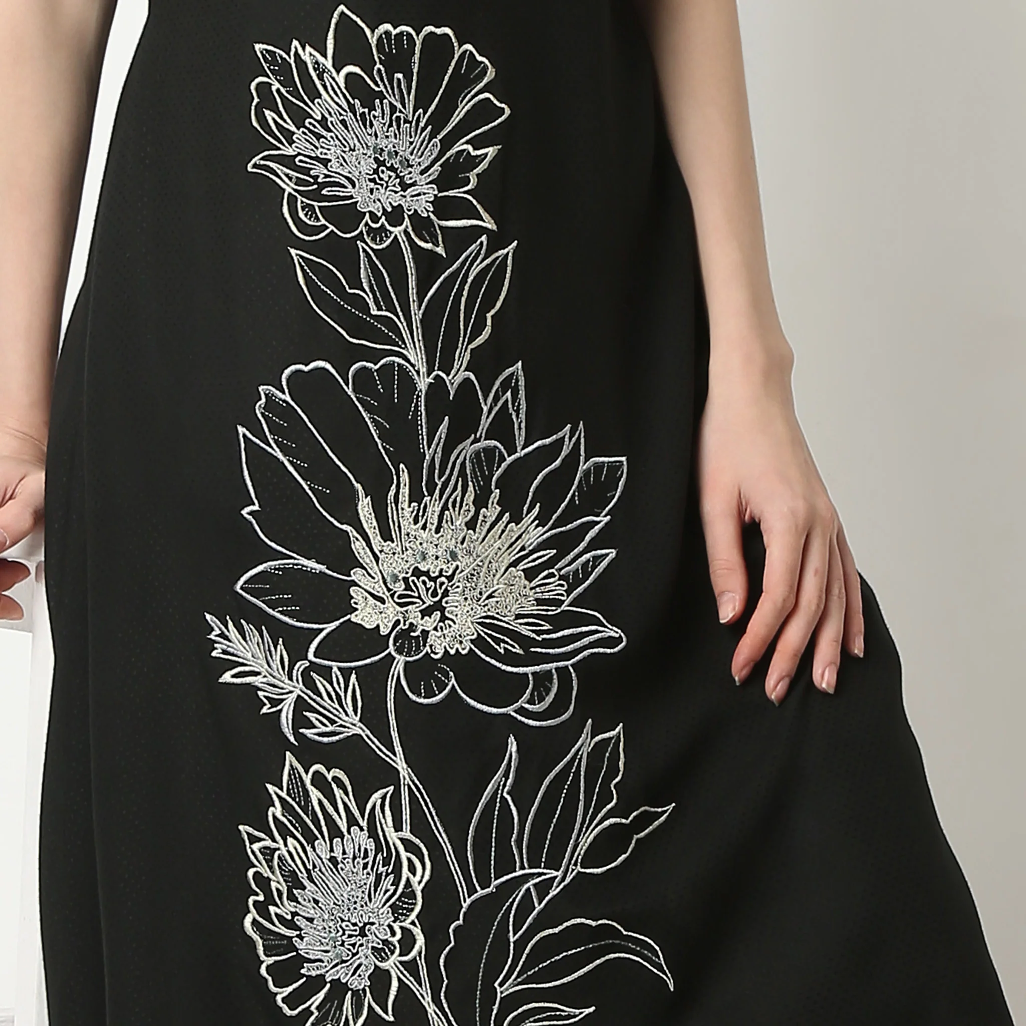 Flare Fit Embroidered V-Neck Kurta - Image 10