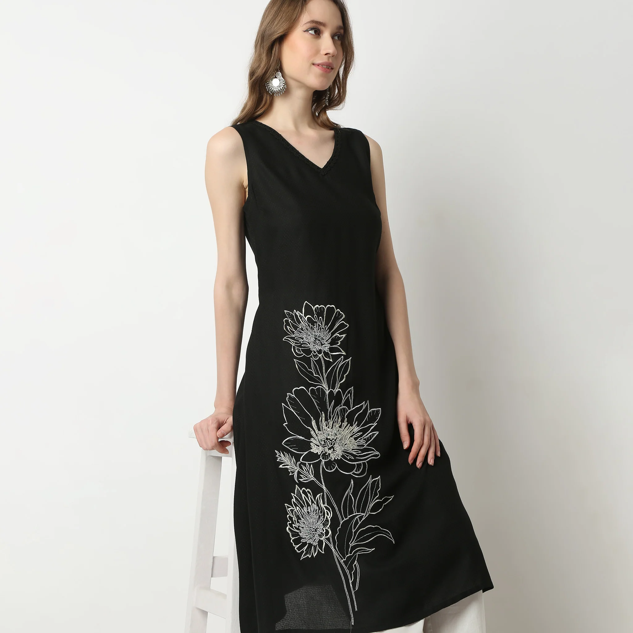 Flare Fit Embroidered V-Neck Kurta - Image 6
