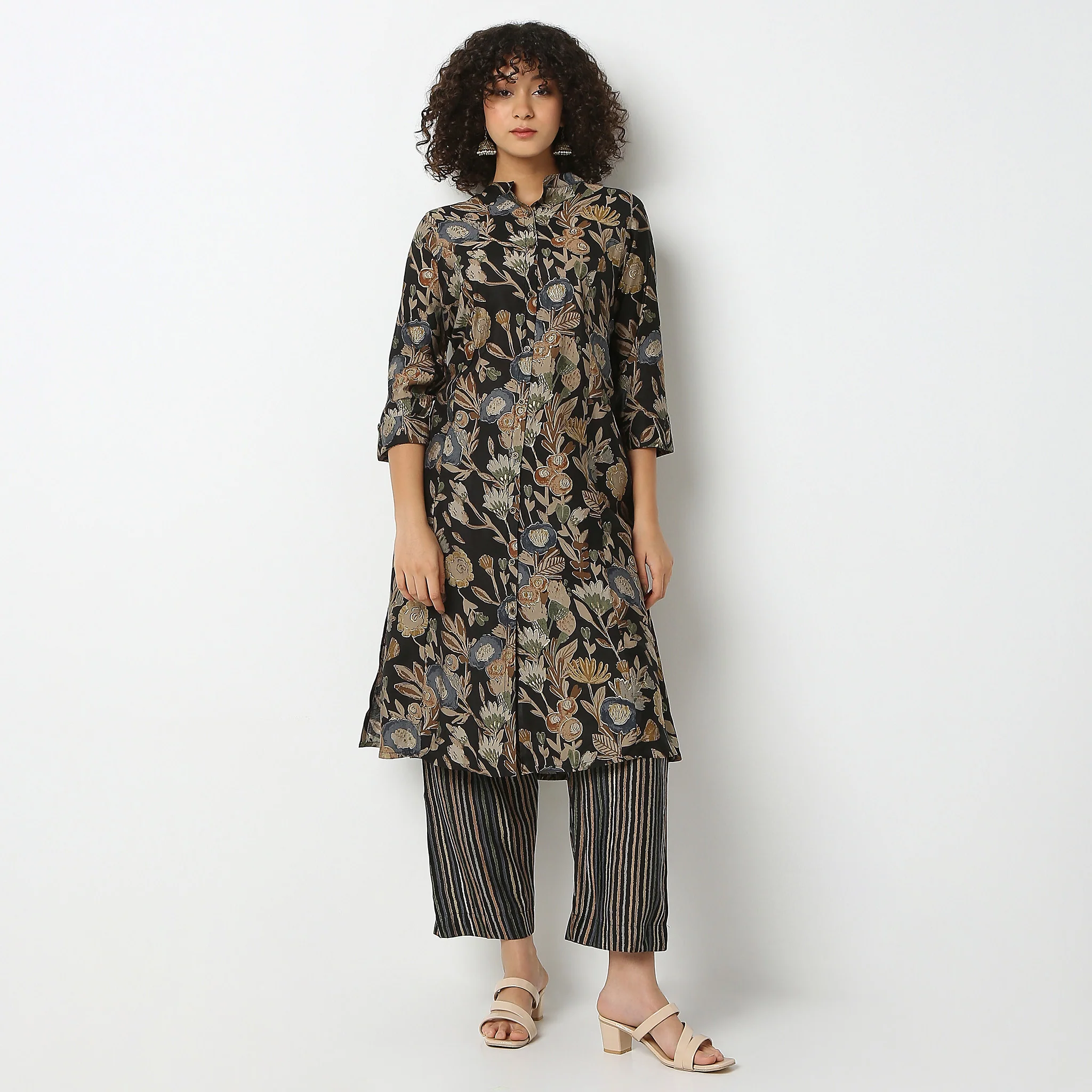 Band Collar Knee Length Three-Fourth Sleeve Flare Fit Printed Kurta With Pant Set - Image 2