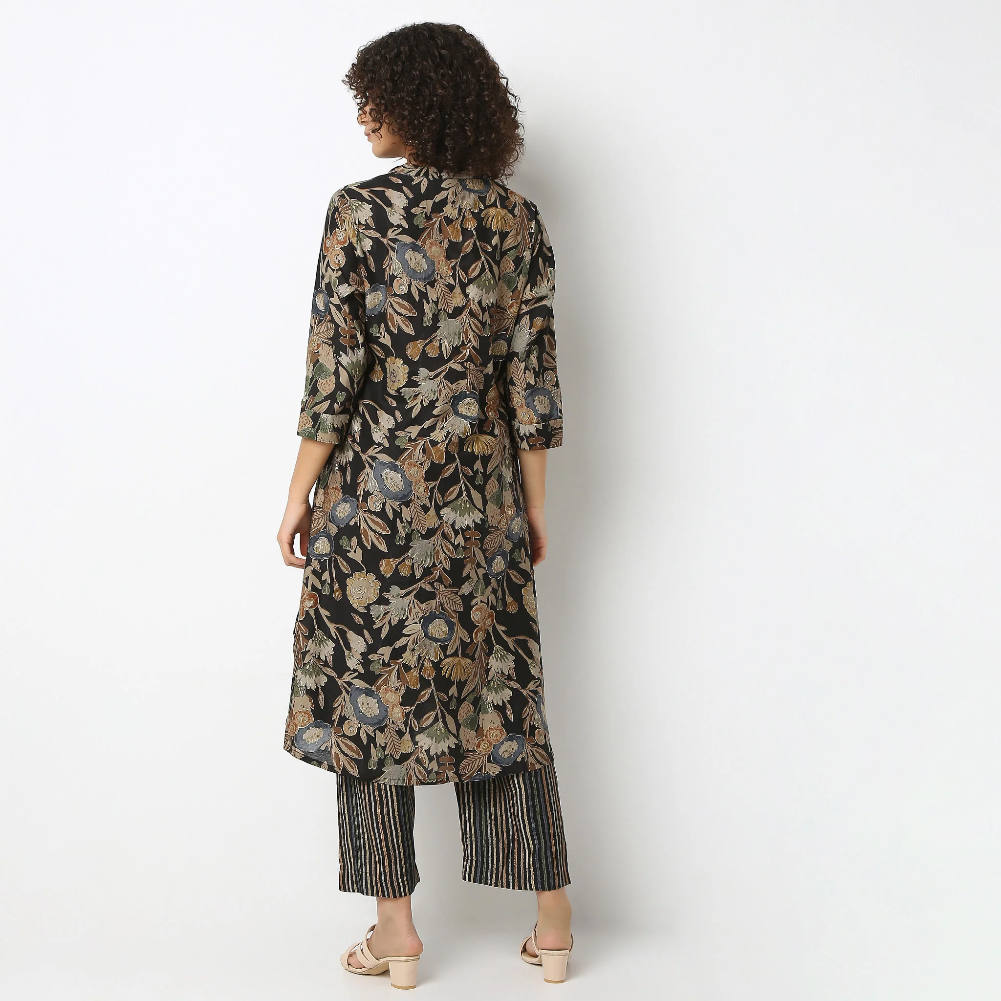 Band Collar Knee Length Three-Fourth Sleeve Flare Fit Printed Kurta With Pant Set - Image 3