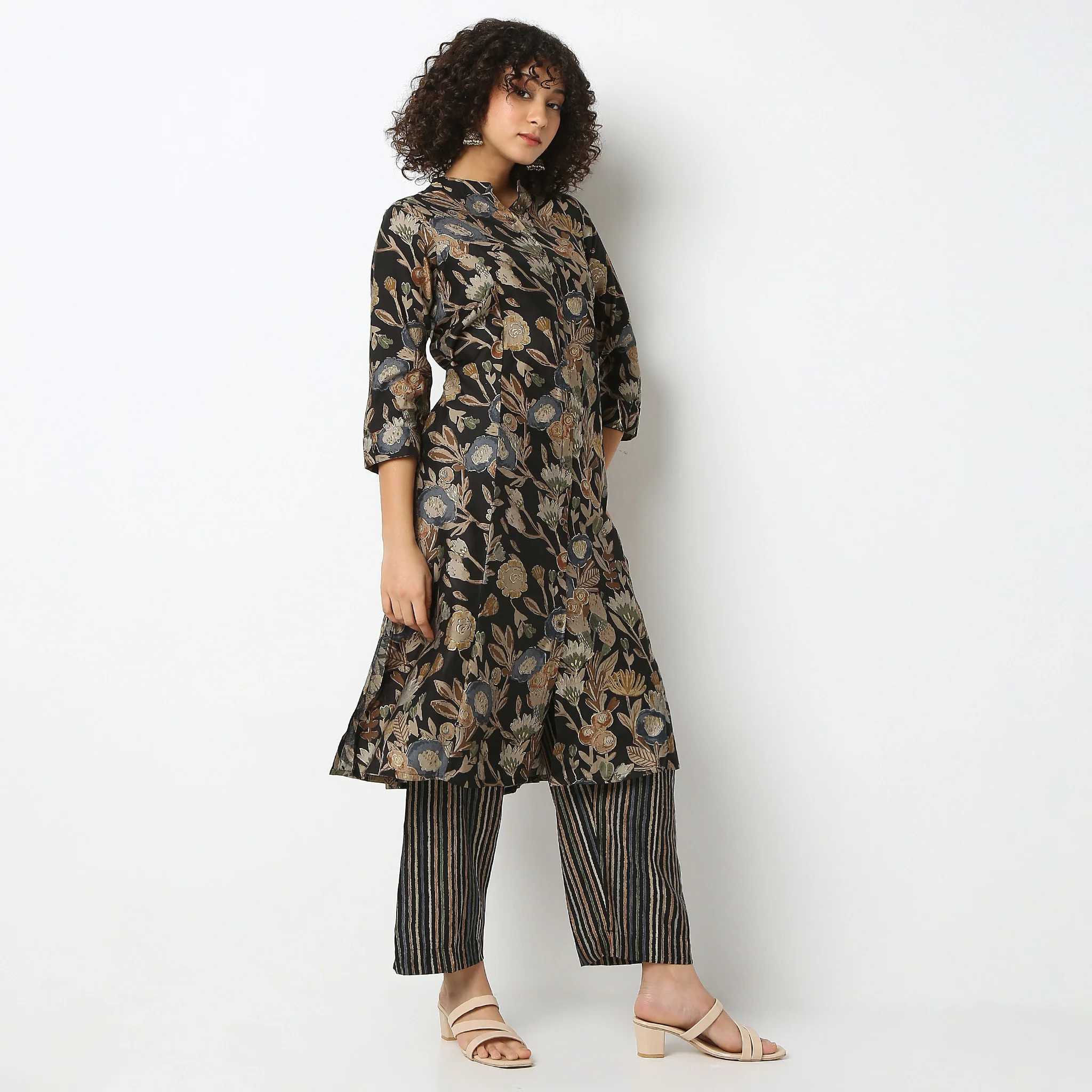 Band Collar Knee Length Three-Fourth Sleeve Flare Fit Printed Kurta With Pant Set - Image 5