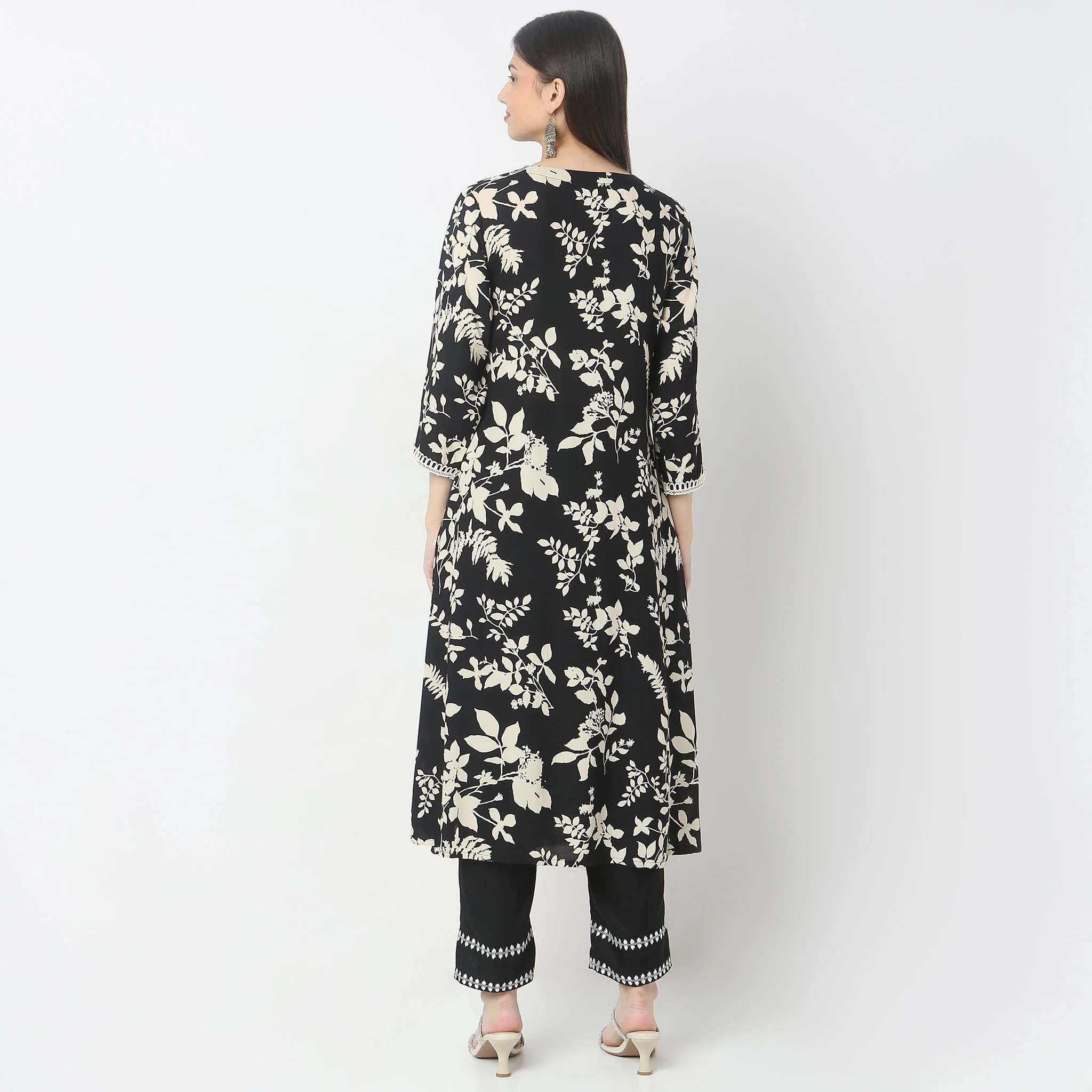 A-Line Printed Knee Length V-Neck Flared Kurta - Image 3