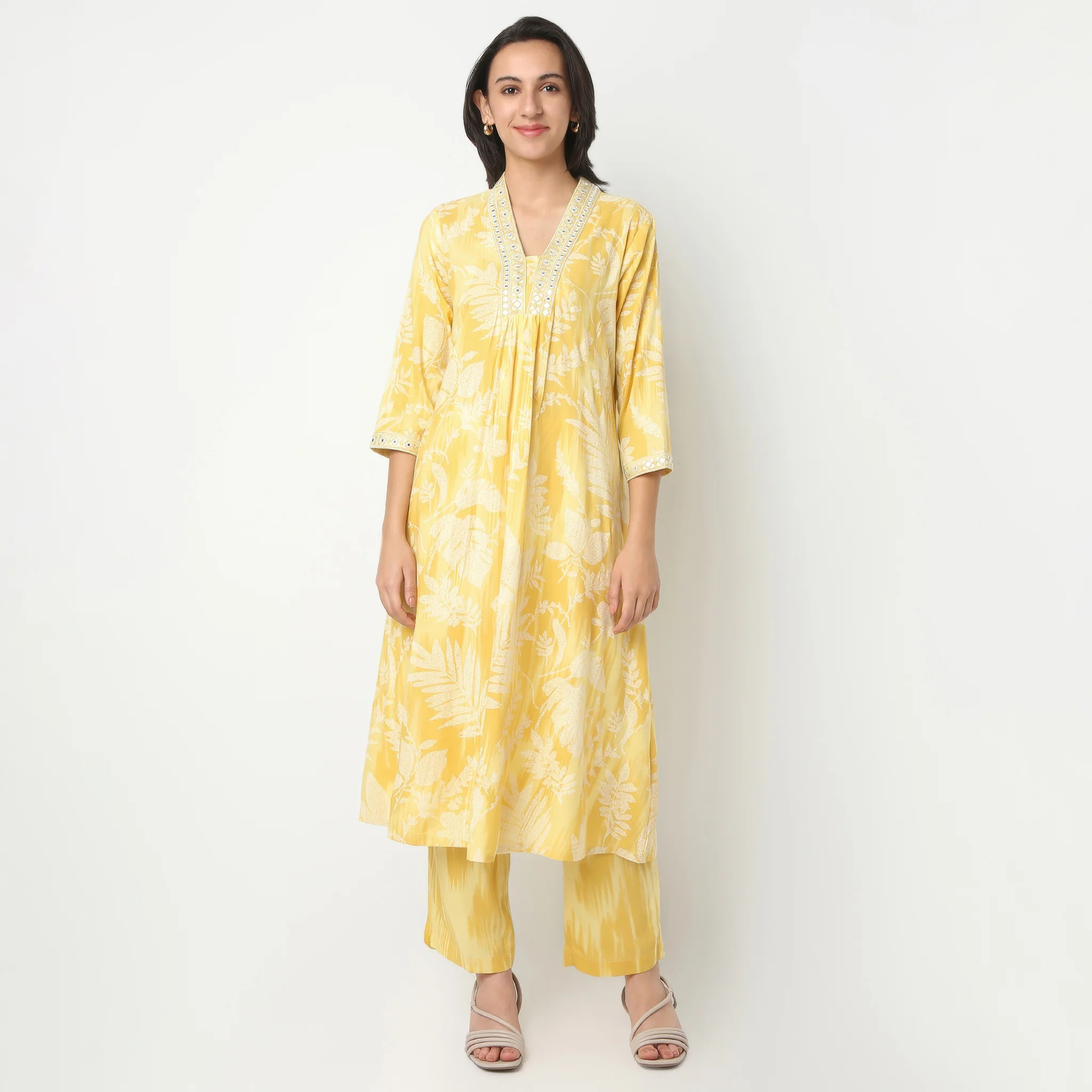 V-Neck Three-Fourth Sleeve Kurta Set Flare Fit Printed Kurta With Pant Set - Image 2