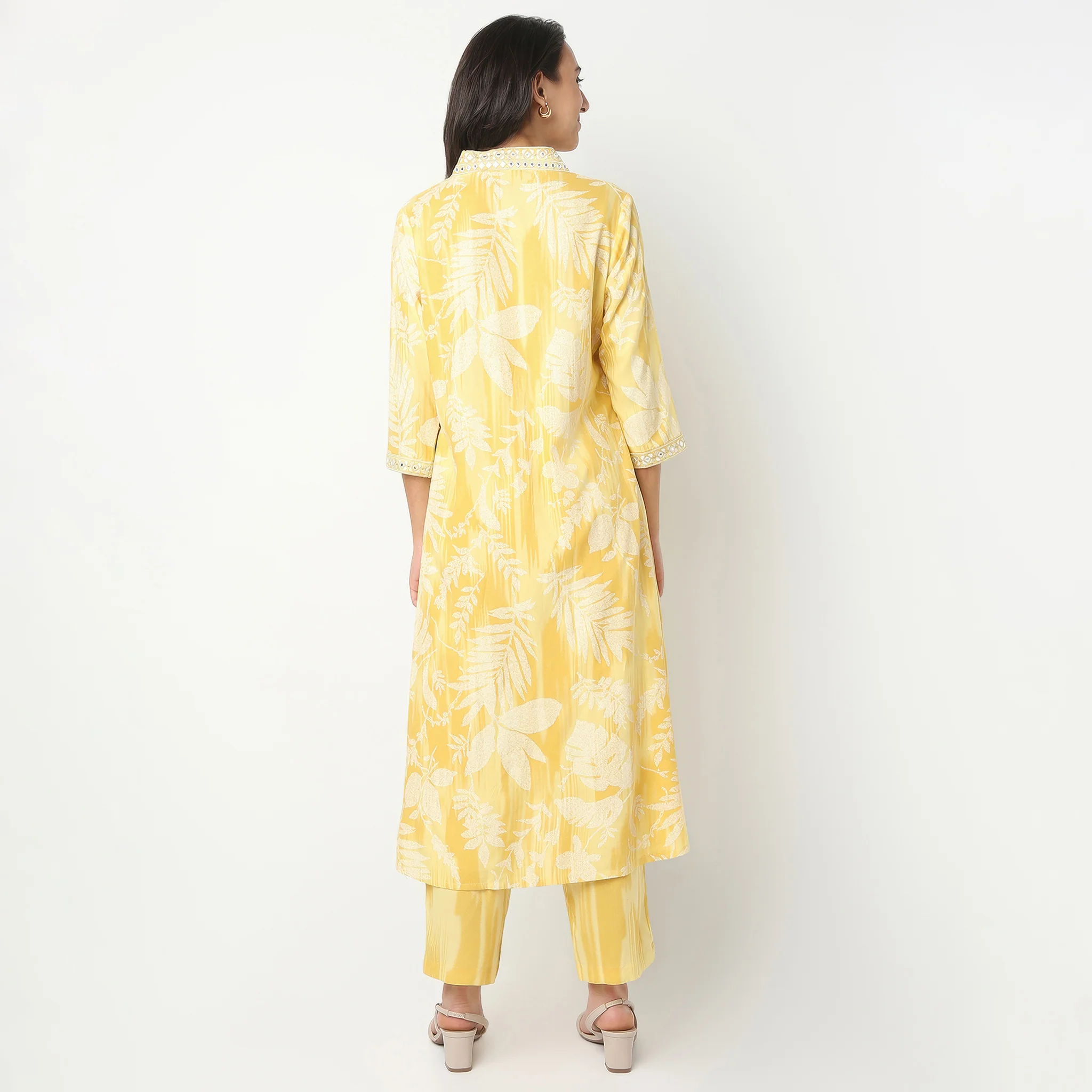 V-Neck Three-Fourth Sleeve Kurta Set Flare Fit Printed Kurta With Pant Set - Image 3