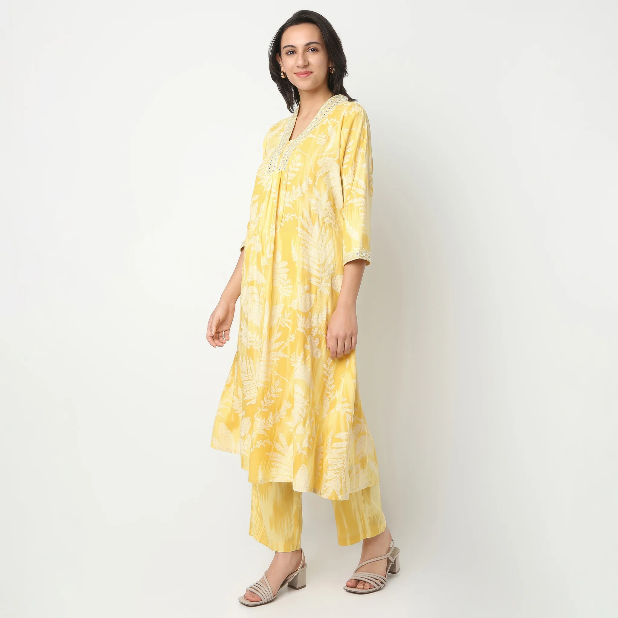 V-Neck Three-Fourth Sleeve Kurta Set Flare Fit Printed Kurta With Pant Set - Image 5