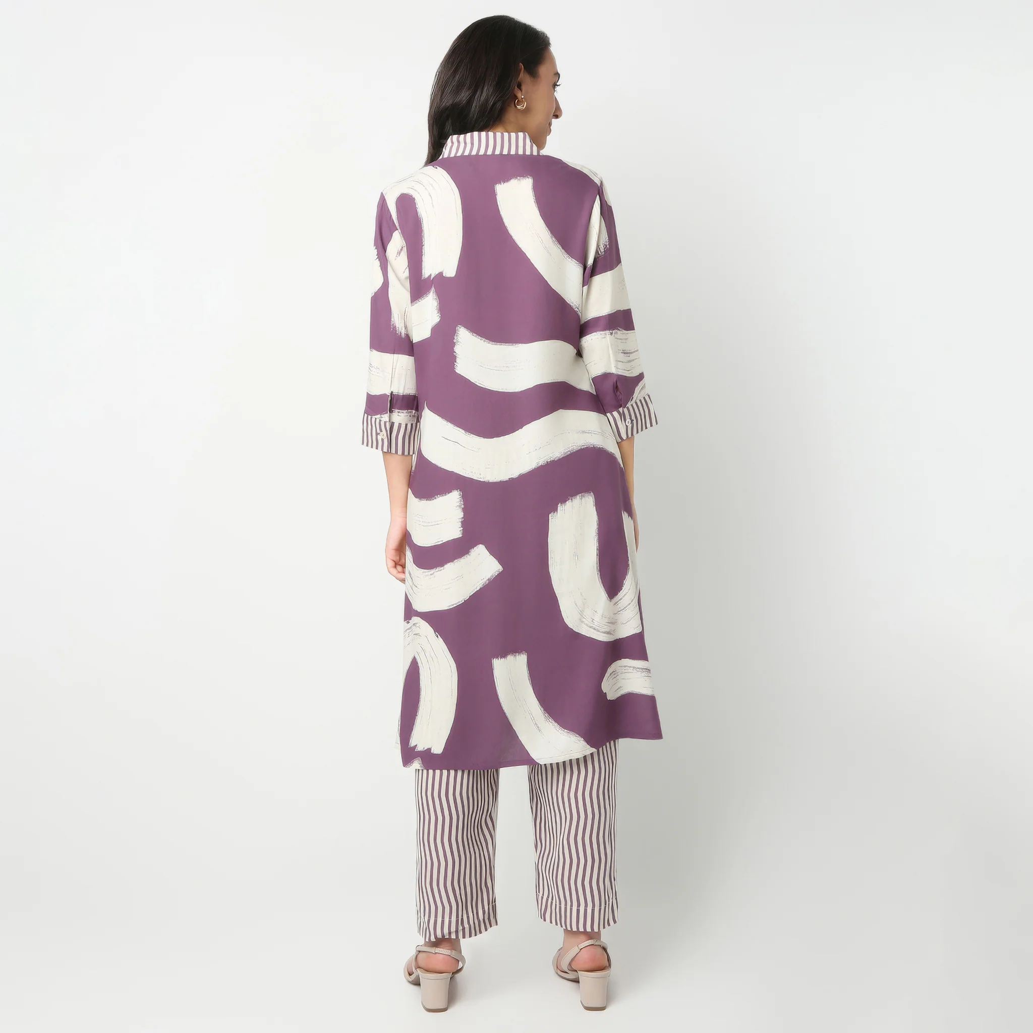 V-Neck Knee Length Three-Fourth Sleeve Flare Fit Printed Kurta With Pant Set - Image 3