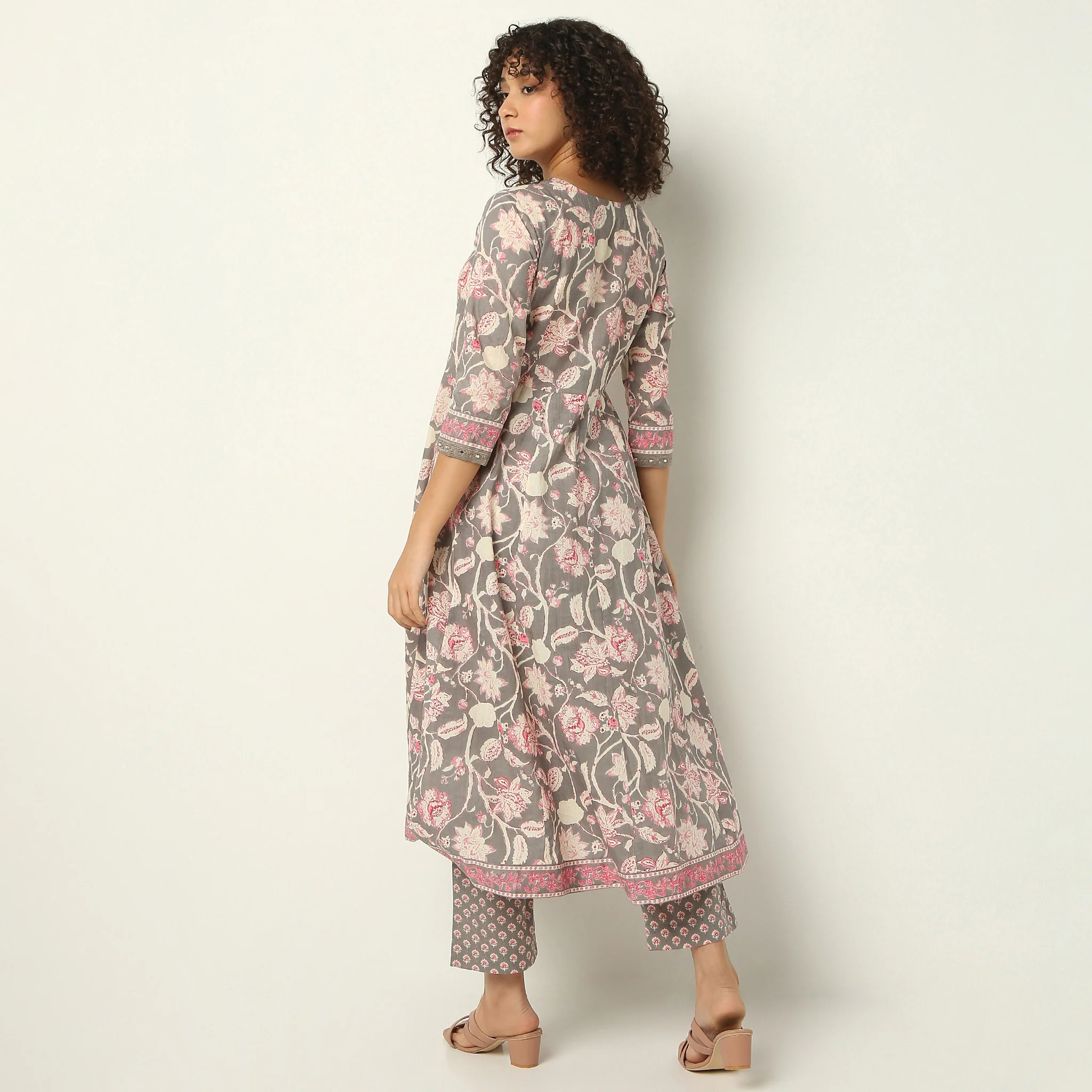 V-Neck Three-Fourth Sleeve Flare Fit Printed Kurta With Pant Set With Front Slit - Image 3
