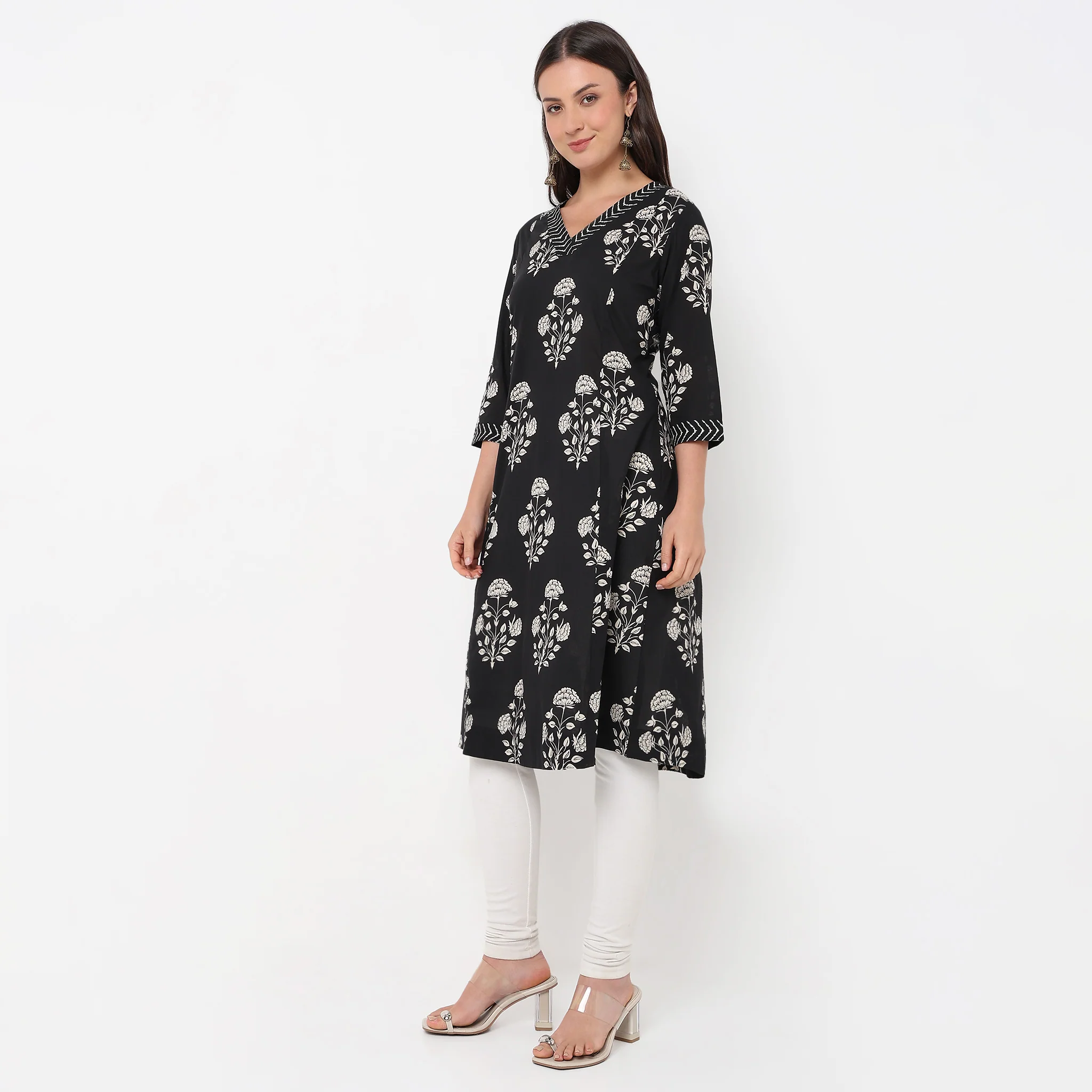 Flare Fit V-Neck Printed Kurta - Image 4