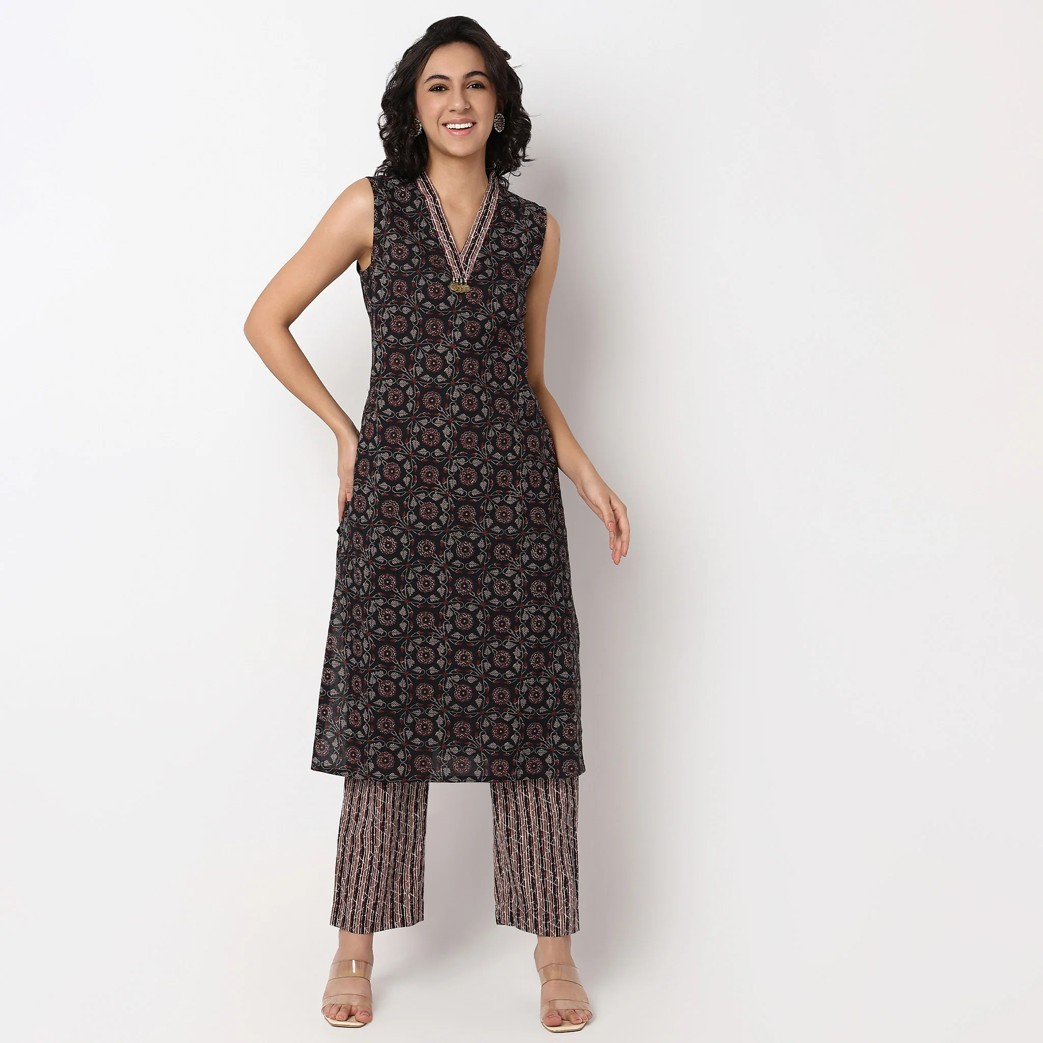 Floral Print V-Neck Sleeveless Kurta With Pant Set - Image 2