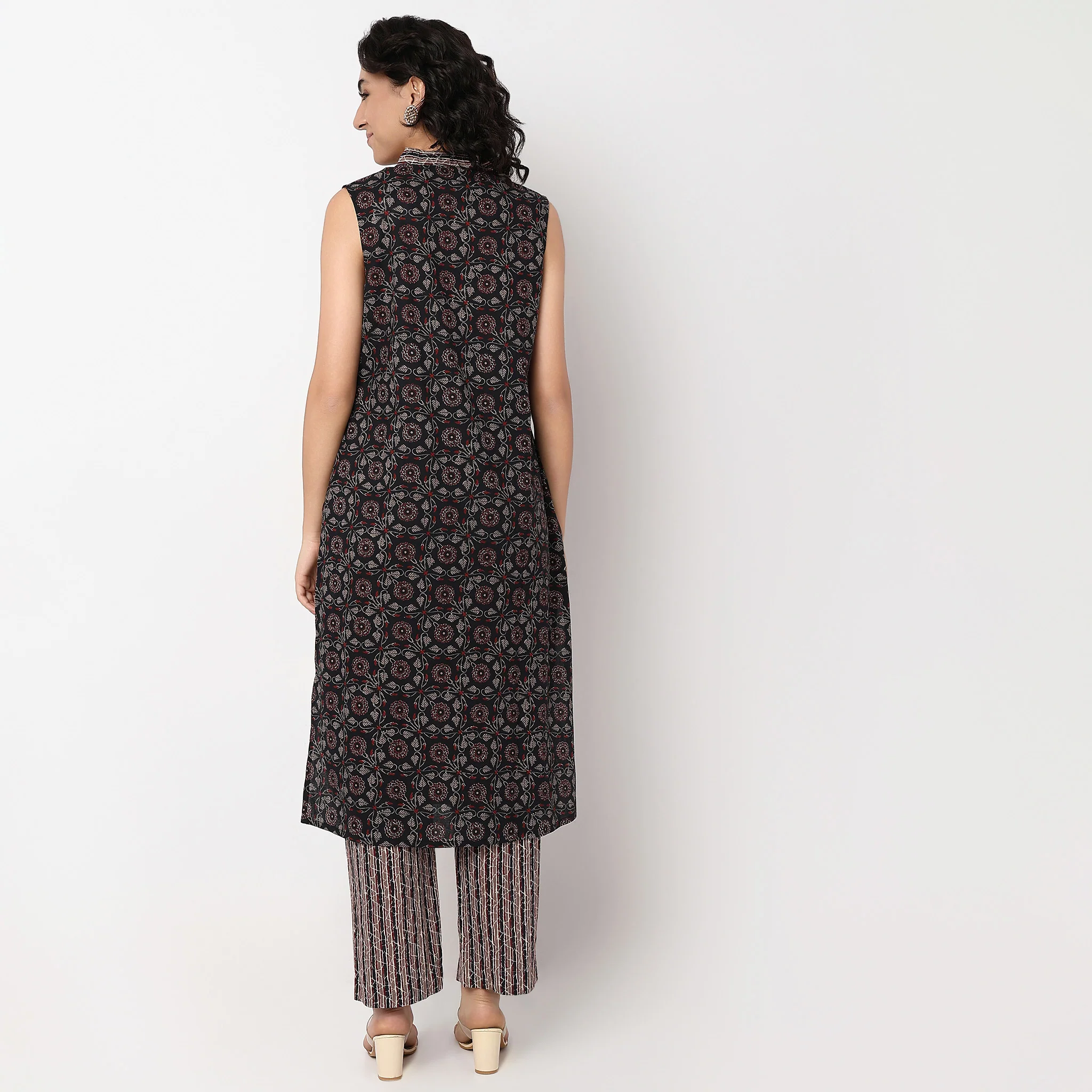 Floral Print V-Neck Sleeveless Kurta With Pant Set - Image 3