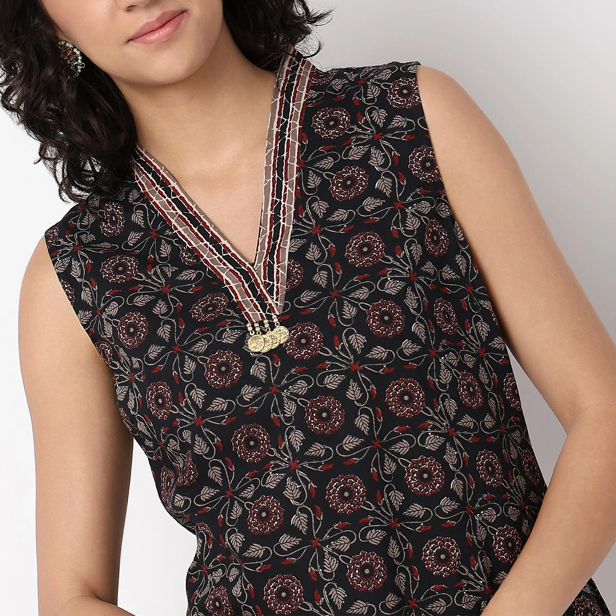 Floral Print V-Neck Sleeveless Kurta With Pant Set - Image 4