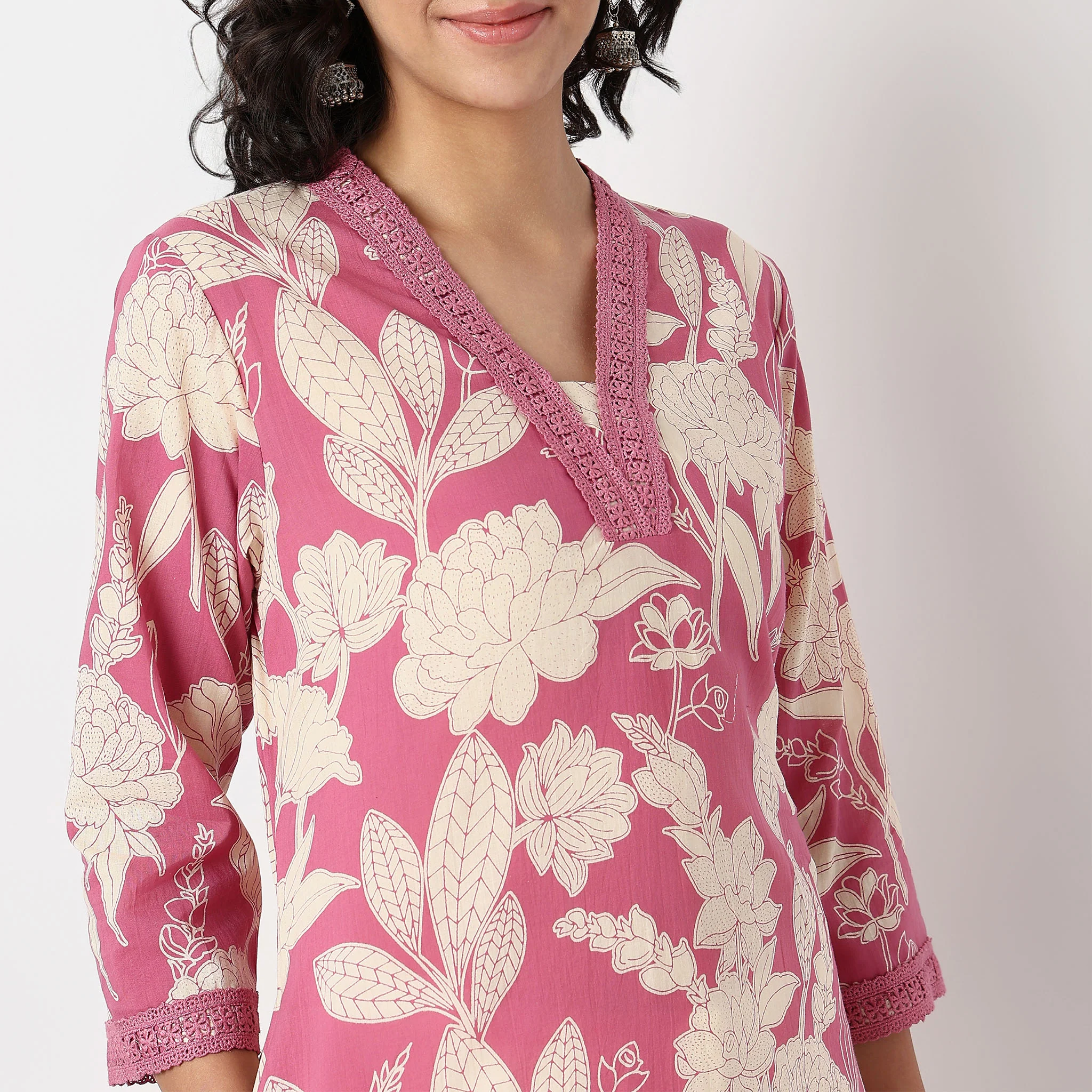 Floral V-Neck Kurta With Lace Detail - Image 4