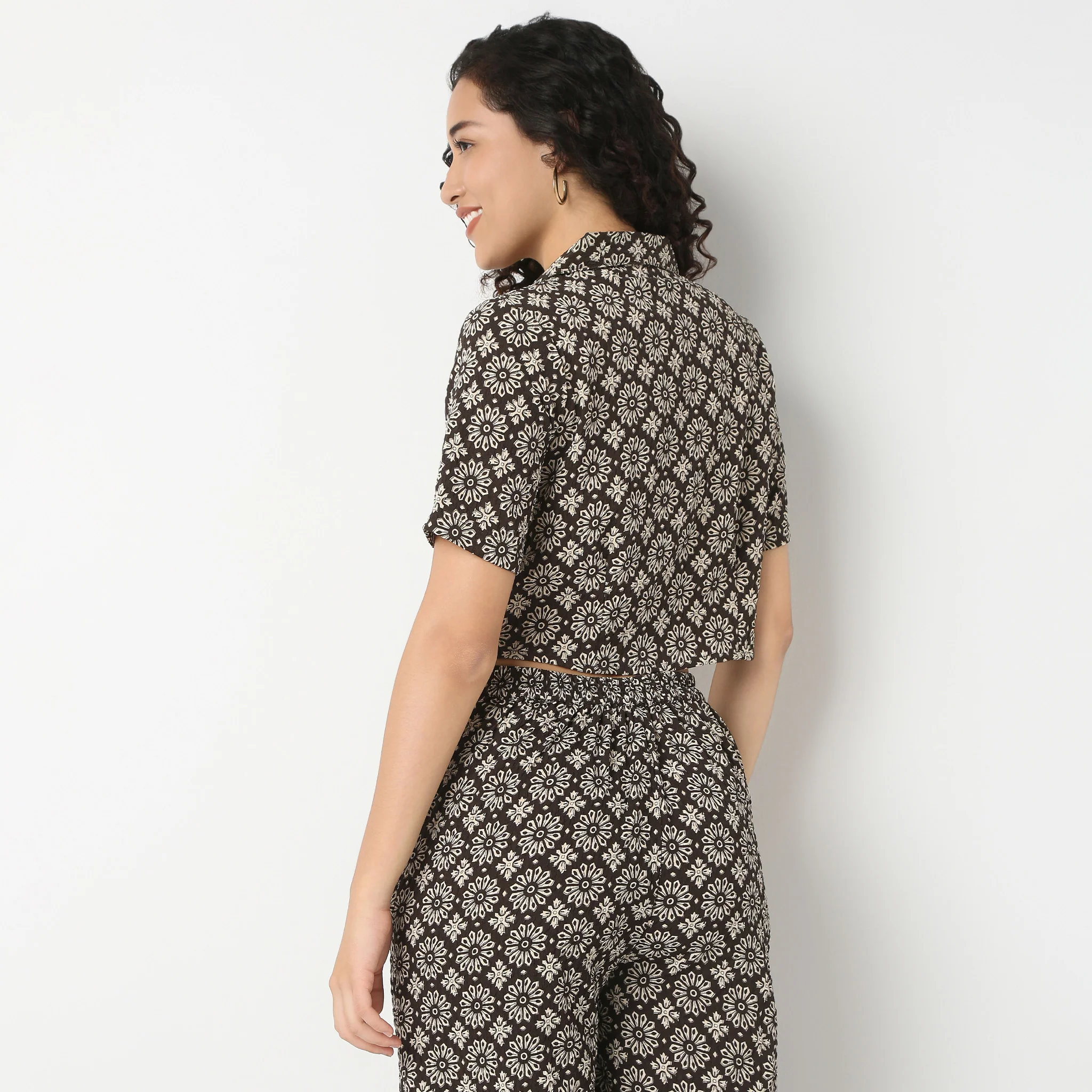 Lapel Collar Crop Shirt - Image 3
