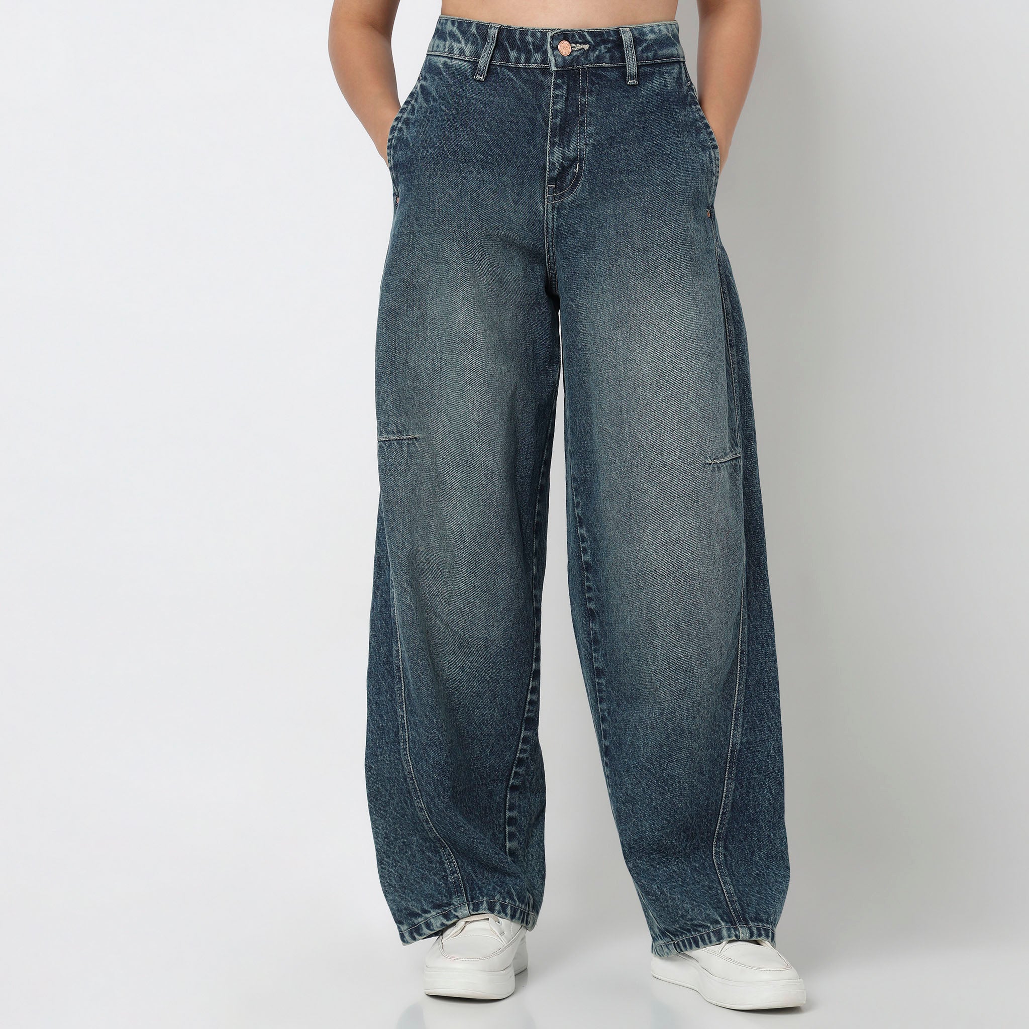 Low Waist Barrel Fit Jeans - Image 2